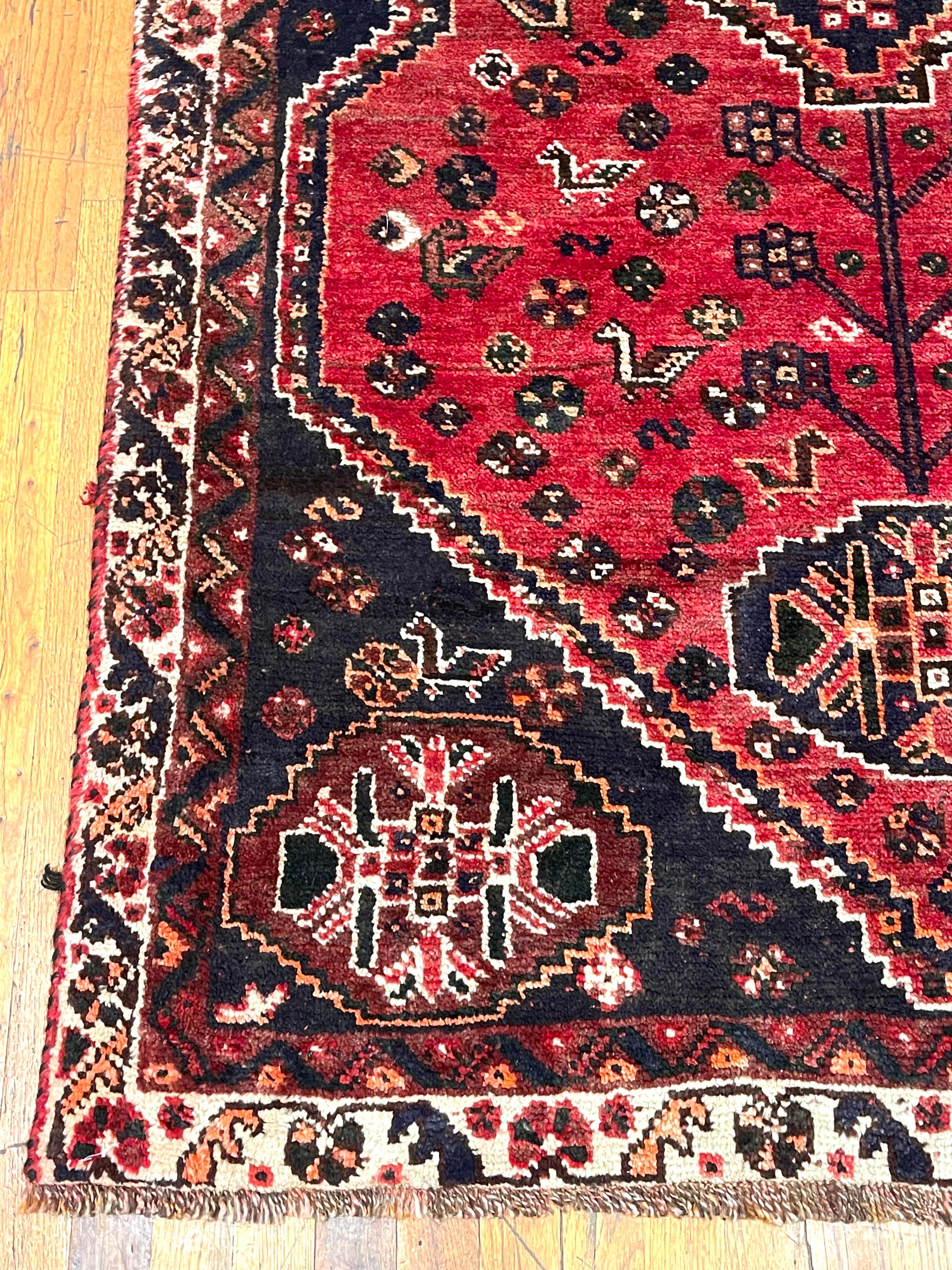 Persischer geometrischer Shiraz-Teppich in Rot im Angebot 1
