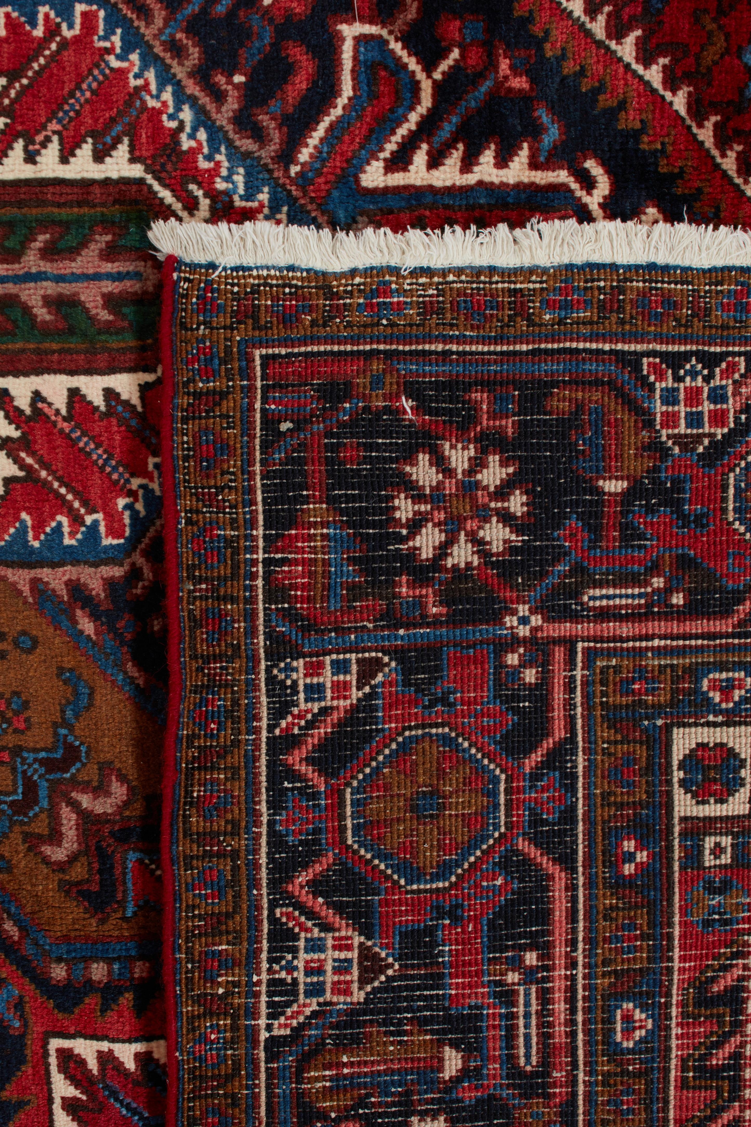 Les authentiques tapis persans sont des œuvres d'art intemporelles, nouées à la main par des artisans qualifiés selon des techniques transmises de génération en génération. Chaque tapis raconte une histoire à travers ses motifs complexes, ses