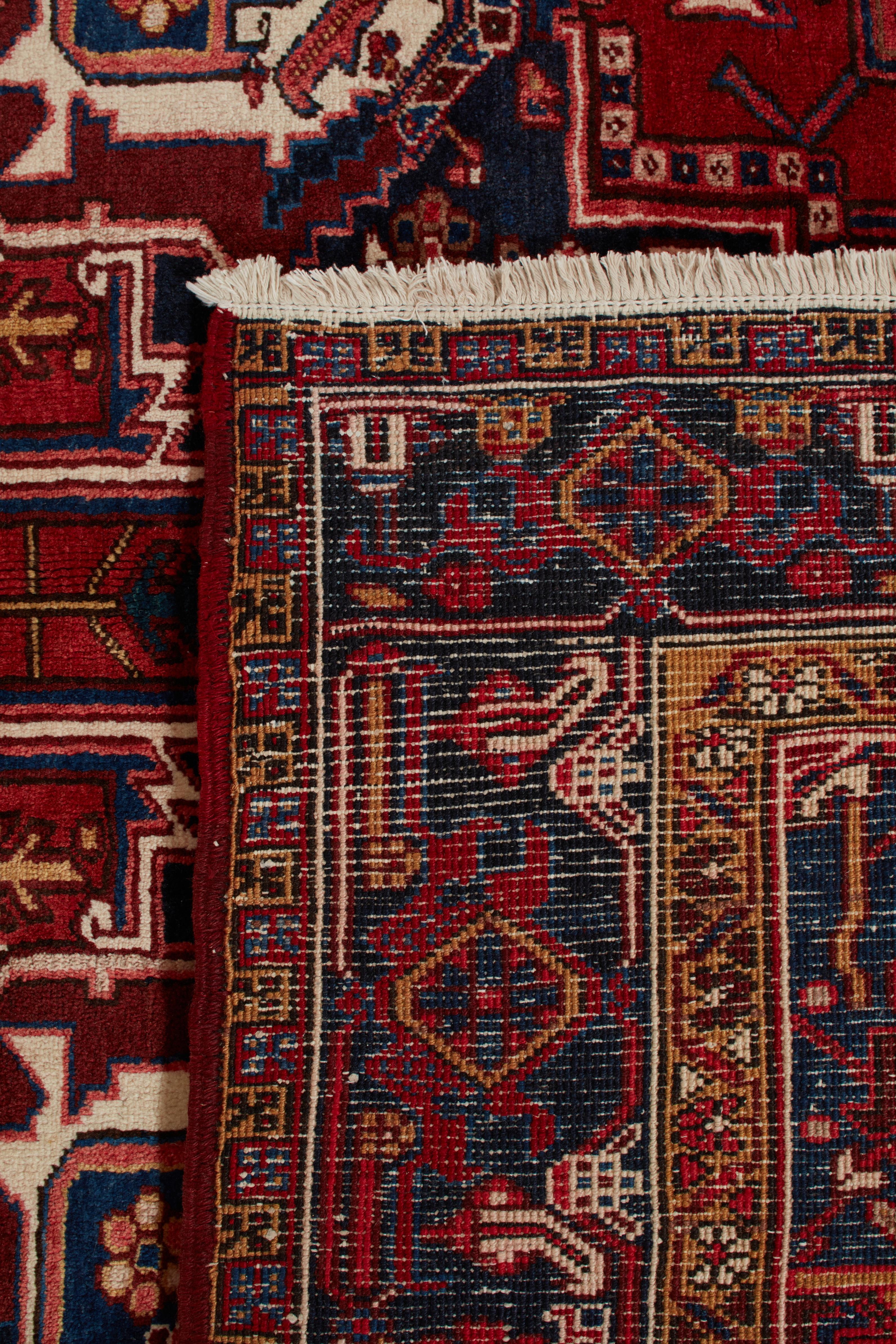 Authentische persische Teppiche sind zeitlose Kunstwerke, die von geschickten Kunsthandwerkern nach überlieferten Techniken handgeknüpft werden. Jeder Teppich erzählt eine Geschichte durch seine komplizierten Muster, seine satten Farben und seine