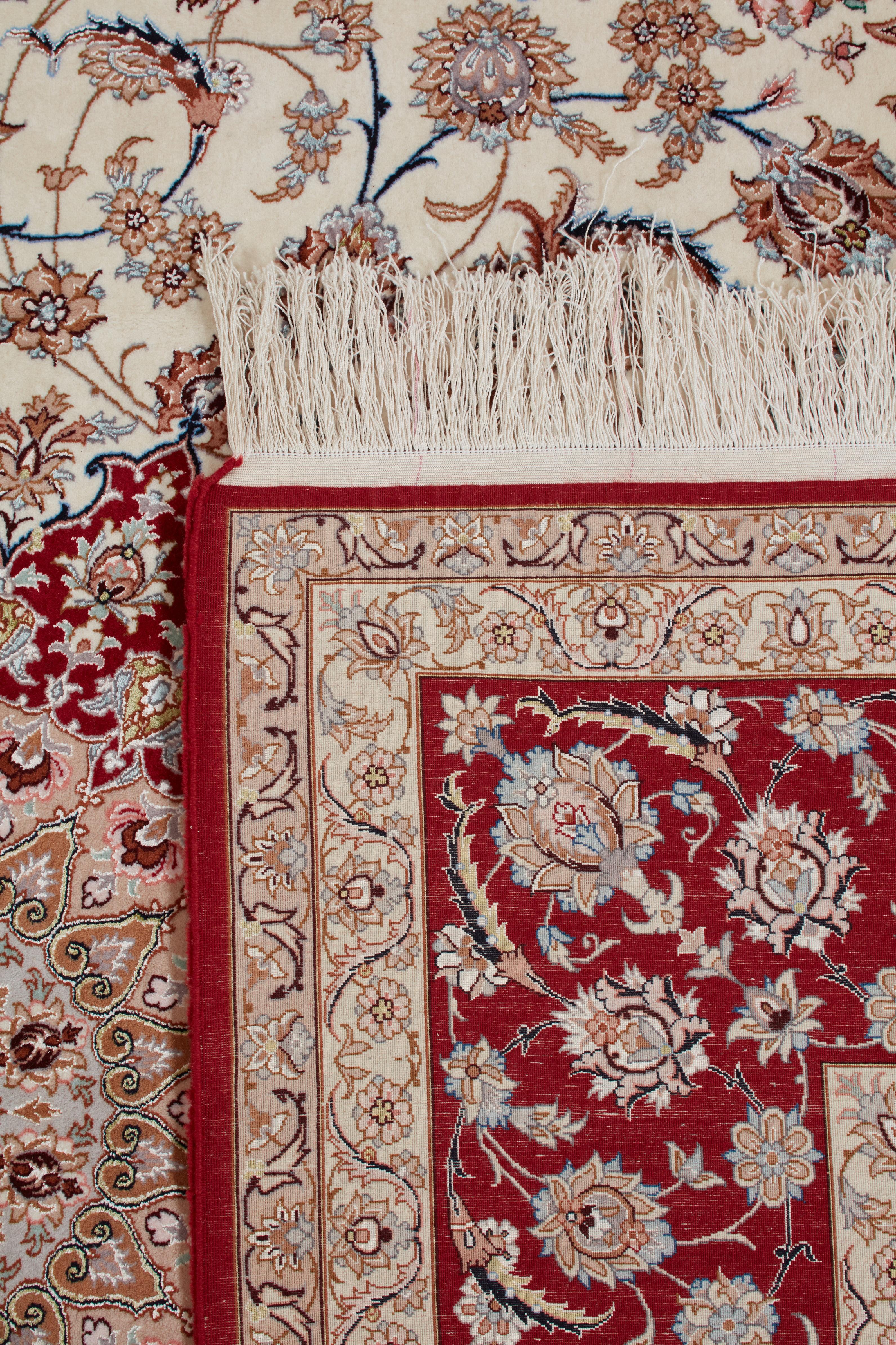 Gli autentici tappeti persiani sono opere d'arte senza tempo, annodate a mano da abili artigiani con tecniche tramandate da generazioni. Ogni tappeto racconta una storia attraverso i suoi intricati disegni, i ricchi colori e il simbolismo culturale