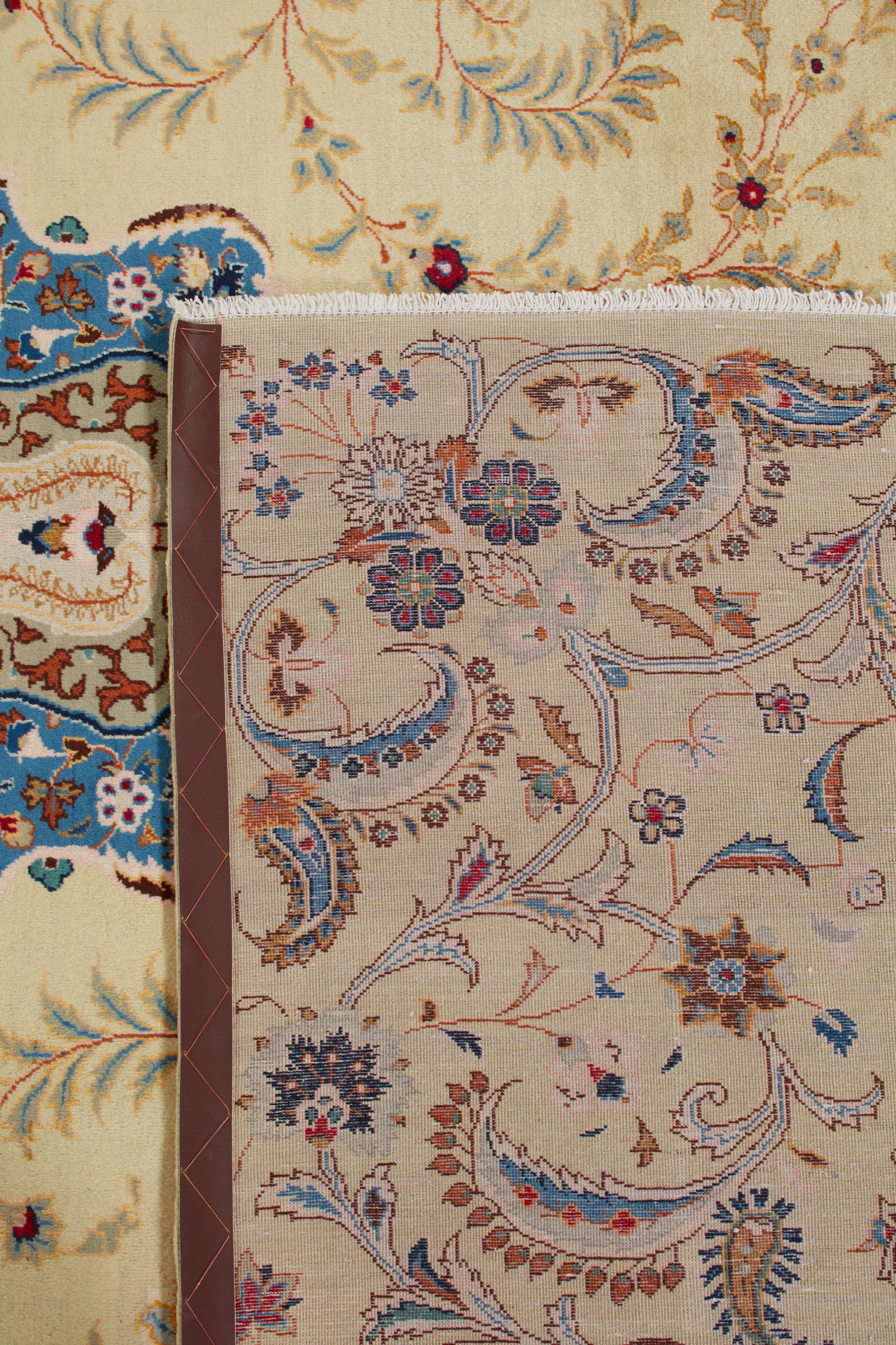 Authentische persische Teppiche sind zeitlose Kunstwerke, die von geschickten Kunsthandwerkern nach überlieferten Techniken handgeknüpft werden. Jeder Teppich erzählt eine Geschichte durch seine komplizierten Muster, seine satten Farben und seine