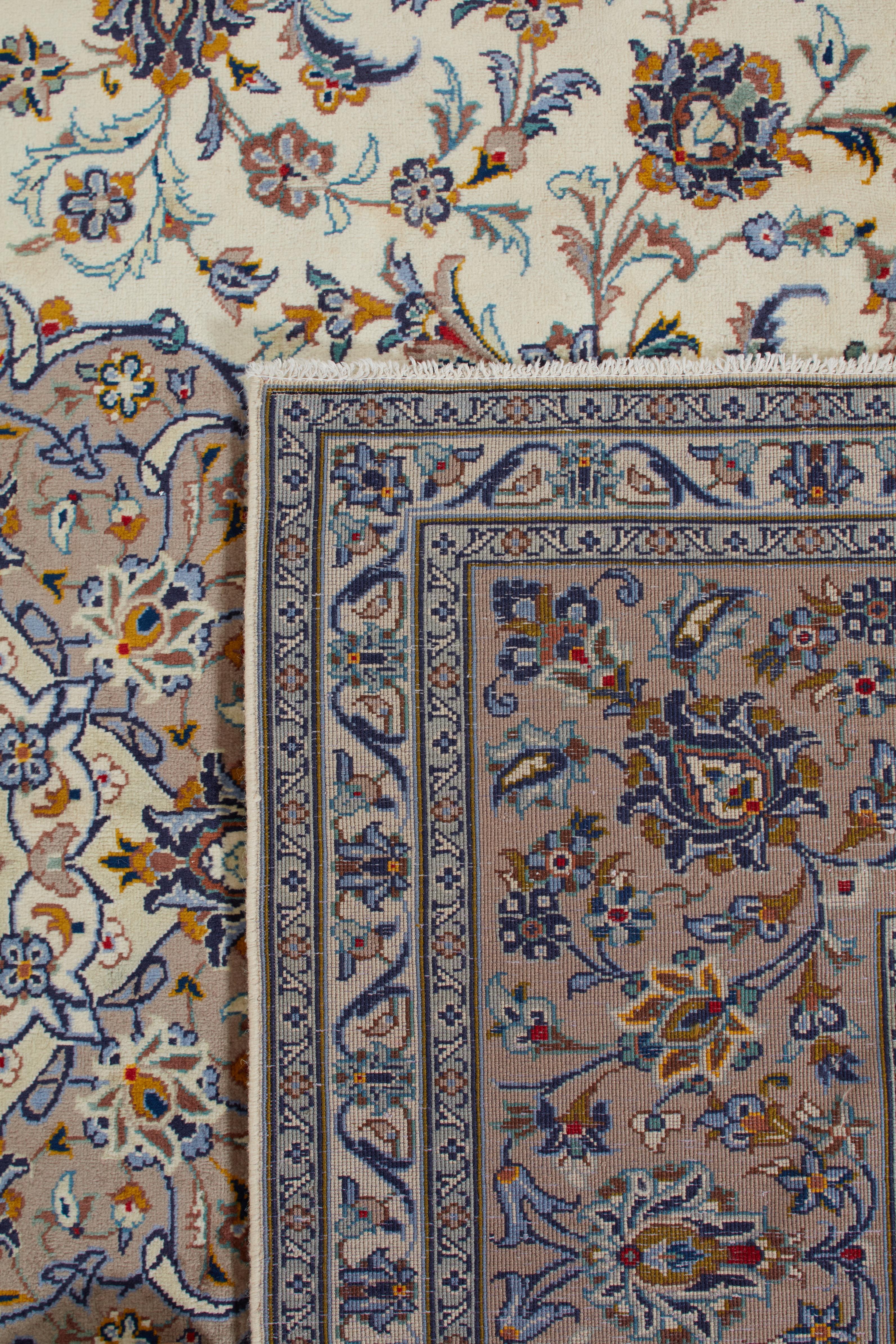 Gli autentici tappeti persiani sono opere d'arte senza tempo, annodate a mano da abili artigiani con tecniche tramandate da generazioni. Ogni tappeto racconta una storia attraverso i suoi intricati disegni, i ricchi colori e il simbolismo culturale