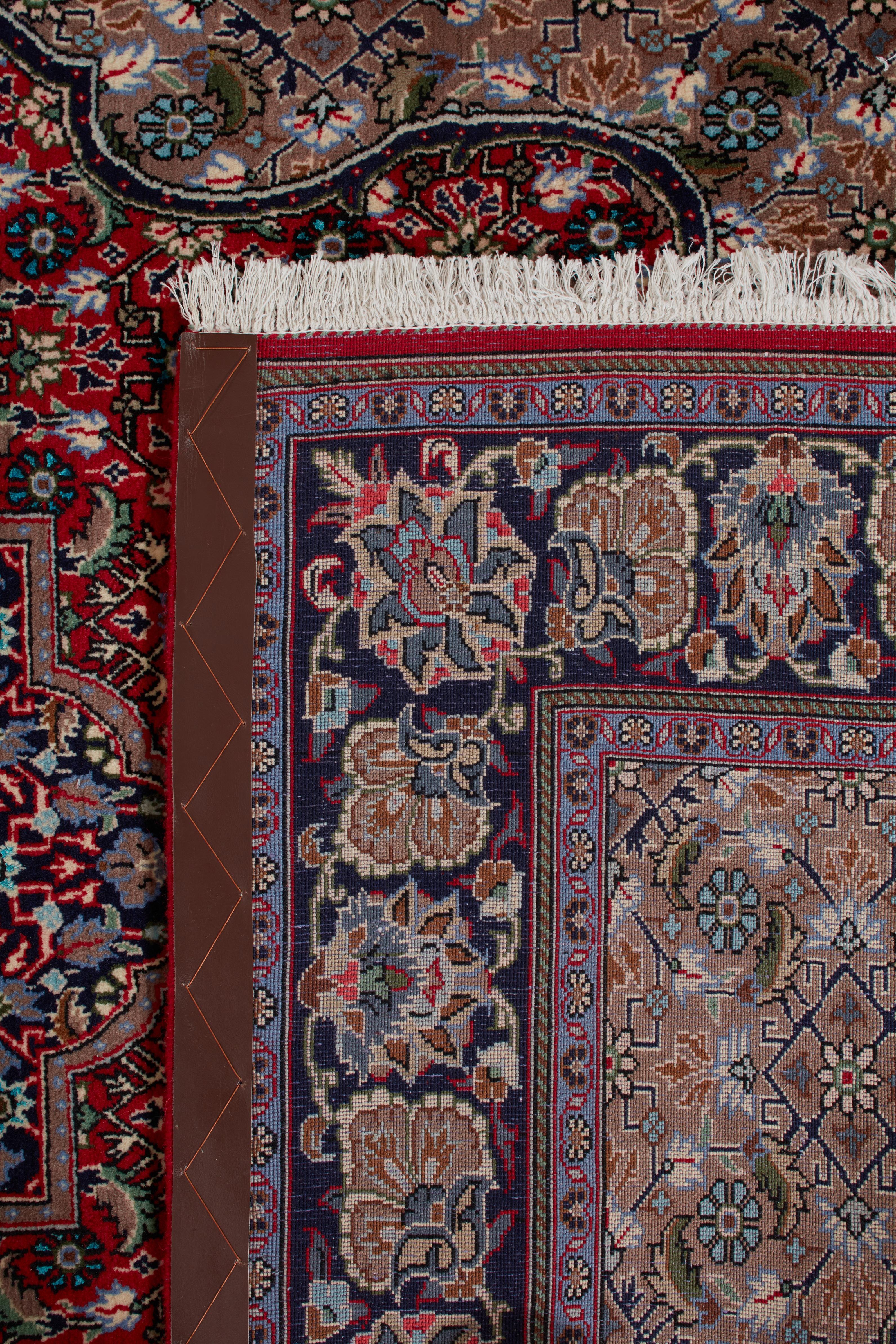 Gli autentici tappeti persiani sono opere d'arte senza tempo, annodate a mano da abili artigiani con tecniche tramandate da generazioni. Ogni tappeto racconta una storia attraverso i suoi intricati disegni, i ricchi colori e il simbolismo culturale