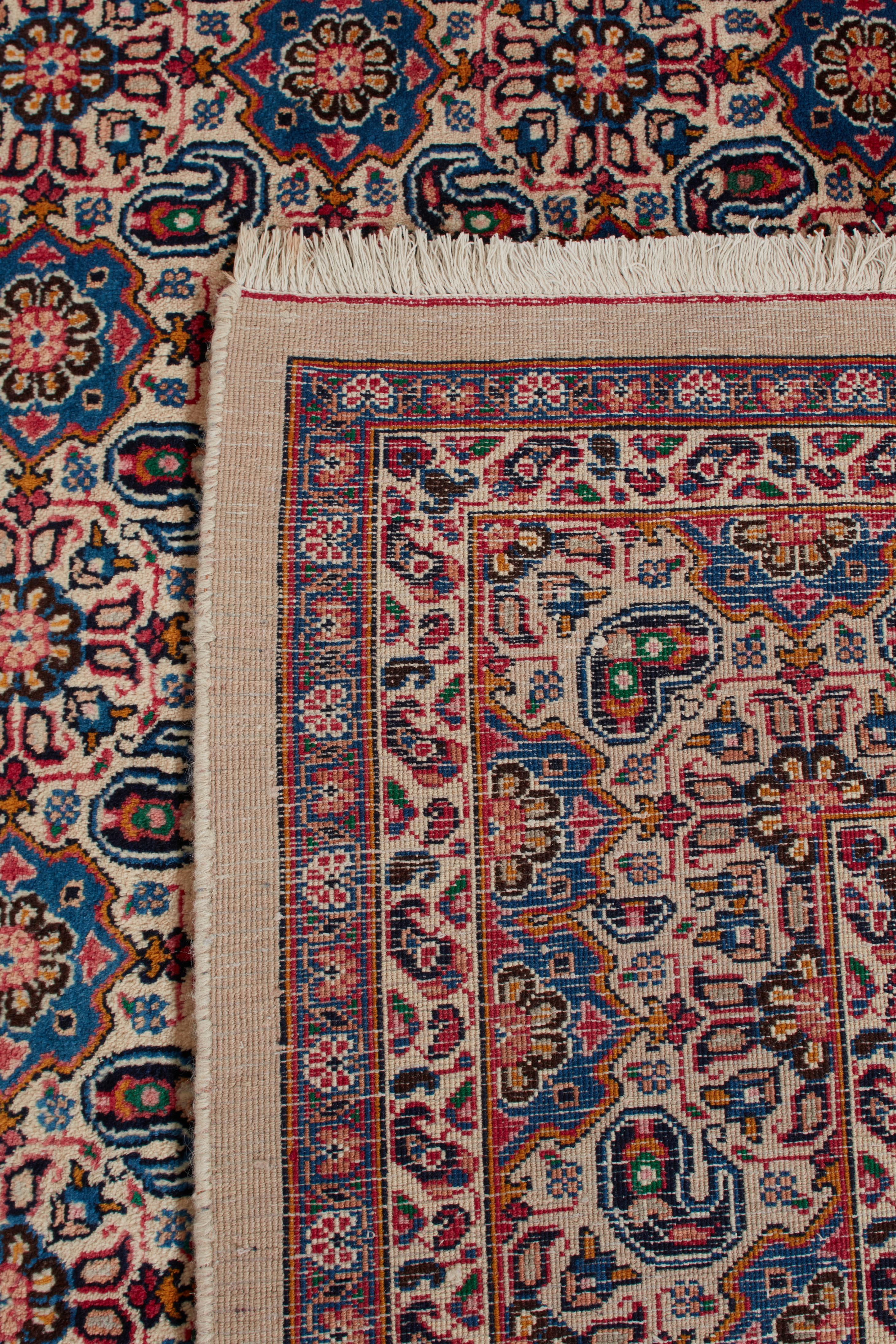 Les authentiques tapis persans sont des œuvres d'art intemporelles, nouées à la main par des artisans qualifiés selon des techniques transmises de génération en génération. Chaque tapis raconte une histoire à travers ses motifs complexes, ses