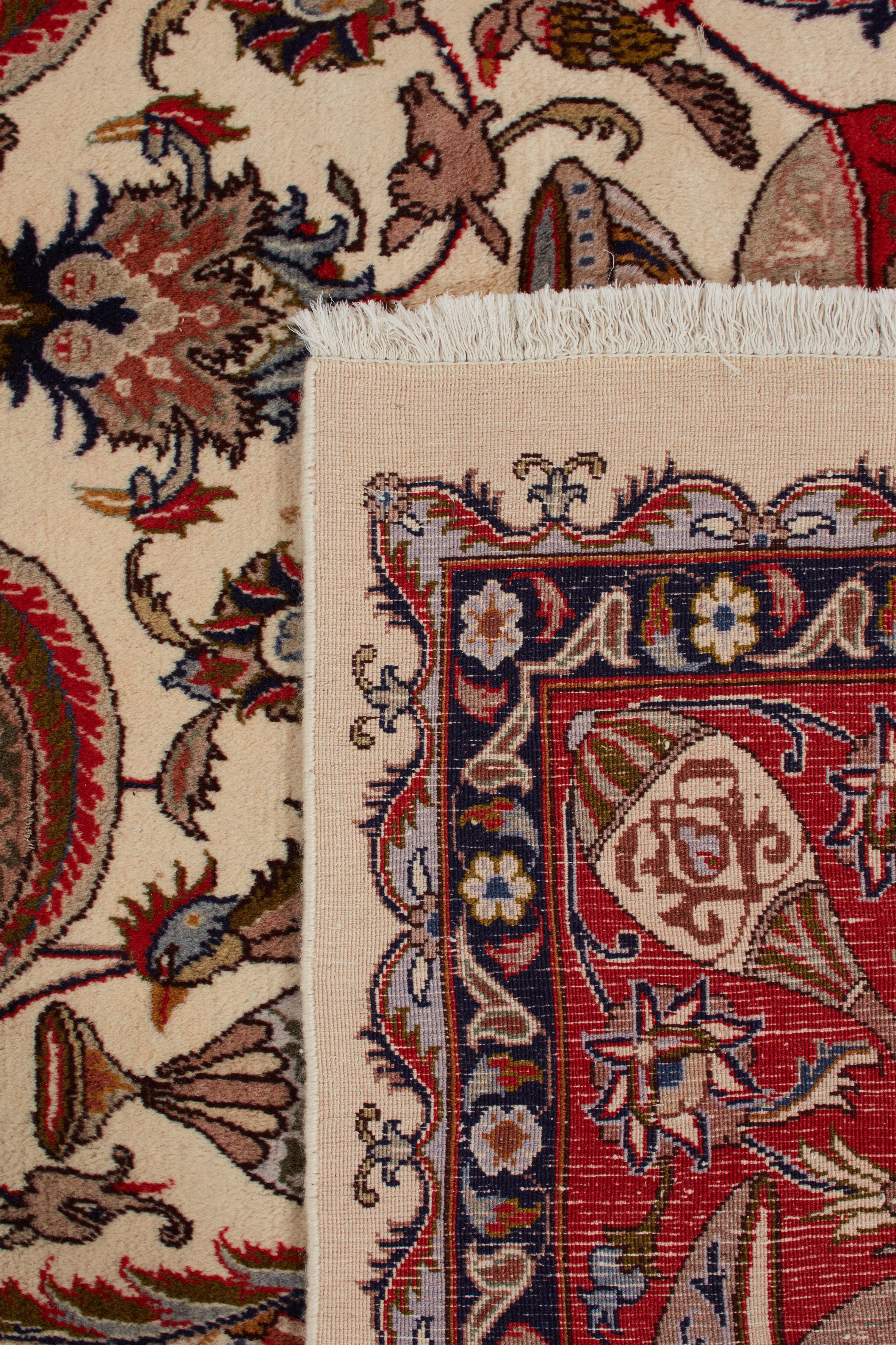 Authentische persische Teppiche sind zeitlose Kunstwerke, die von geschickten Kunsthandwerkern nach überlieferten Techniken handgeknüpft werden. Jeder Teppich erzählt eine Geschichte durch seine komplizierten Muster, seine satten Farben und seine