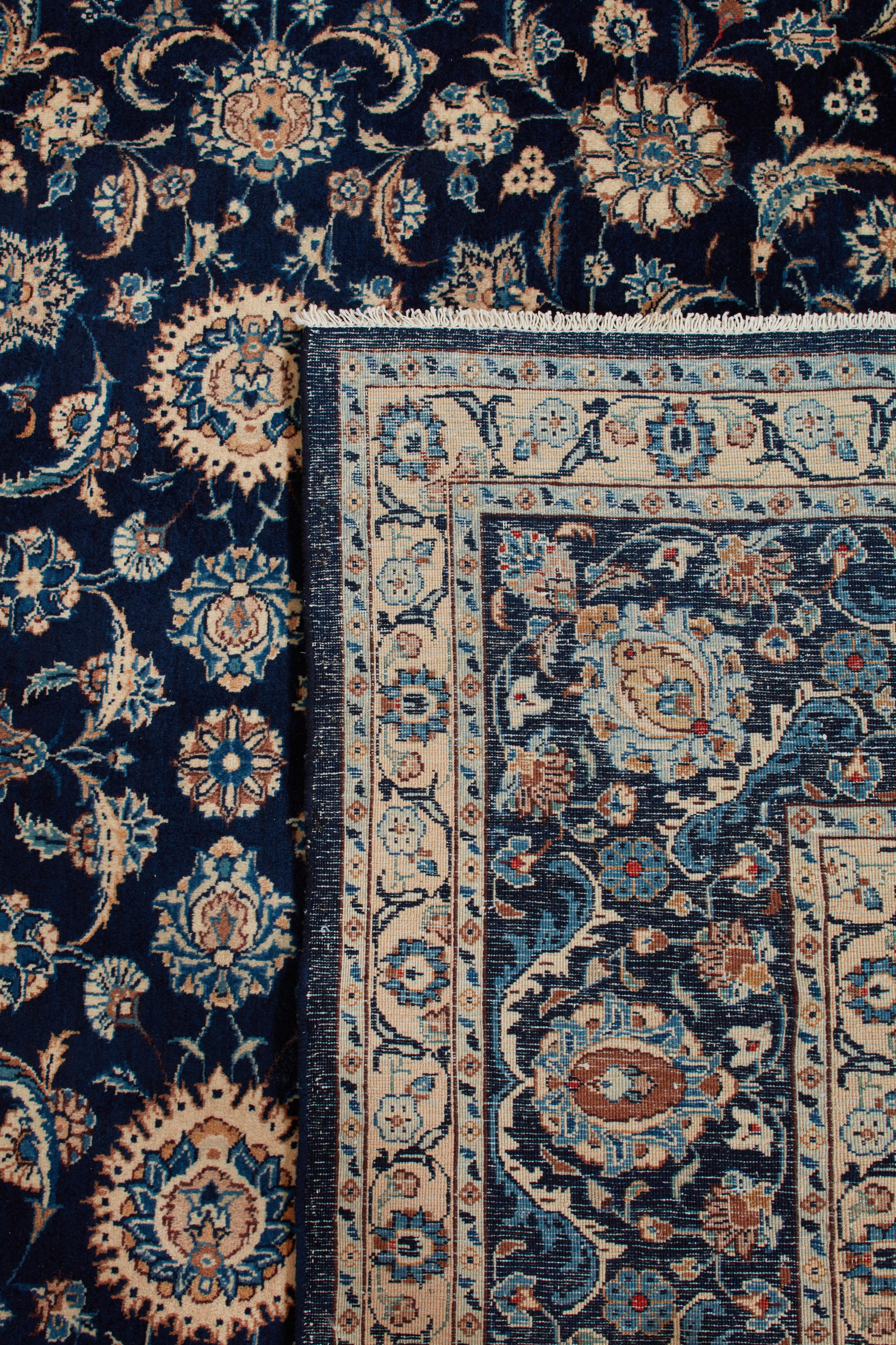 Gli autentici tappeti persiani sono opere d'arte senza tempo, annodate a mano da abili artigiani con tecniche tramandate da generazioni. Ogni tappeto racconta una storia attraverso i suoi intricati disegni, i ricchi colori e il simbolismo culturale