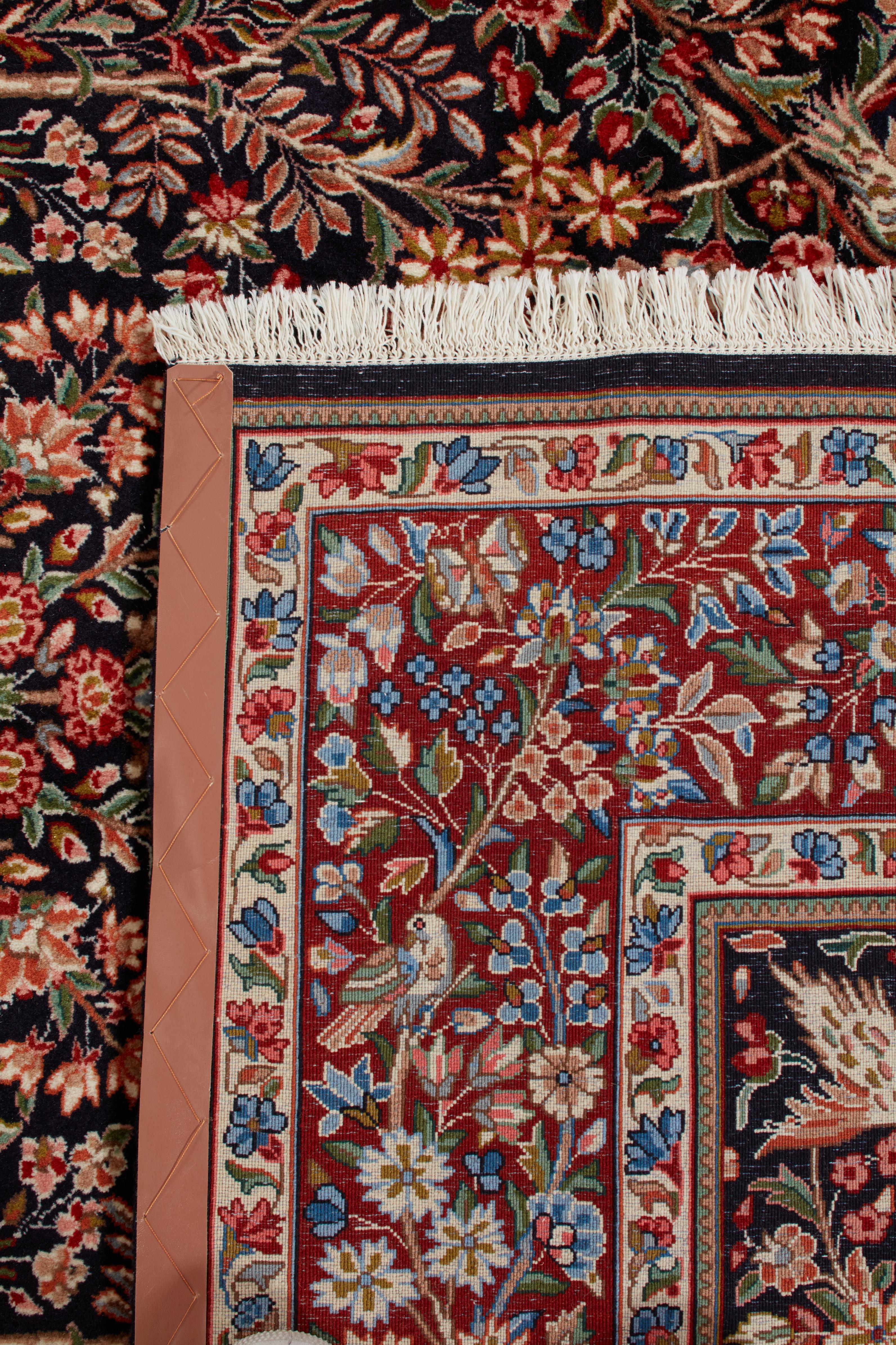 Gli autentici tappeti persiani sono opere d'arte senza tempo, annodate a mano da abili artigiani con tecniche tramandate da generazioni. Ogni tappeto racconta una storia attraverso i suoi intricati disegni, i ricchi colori e il simbolismo culturale