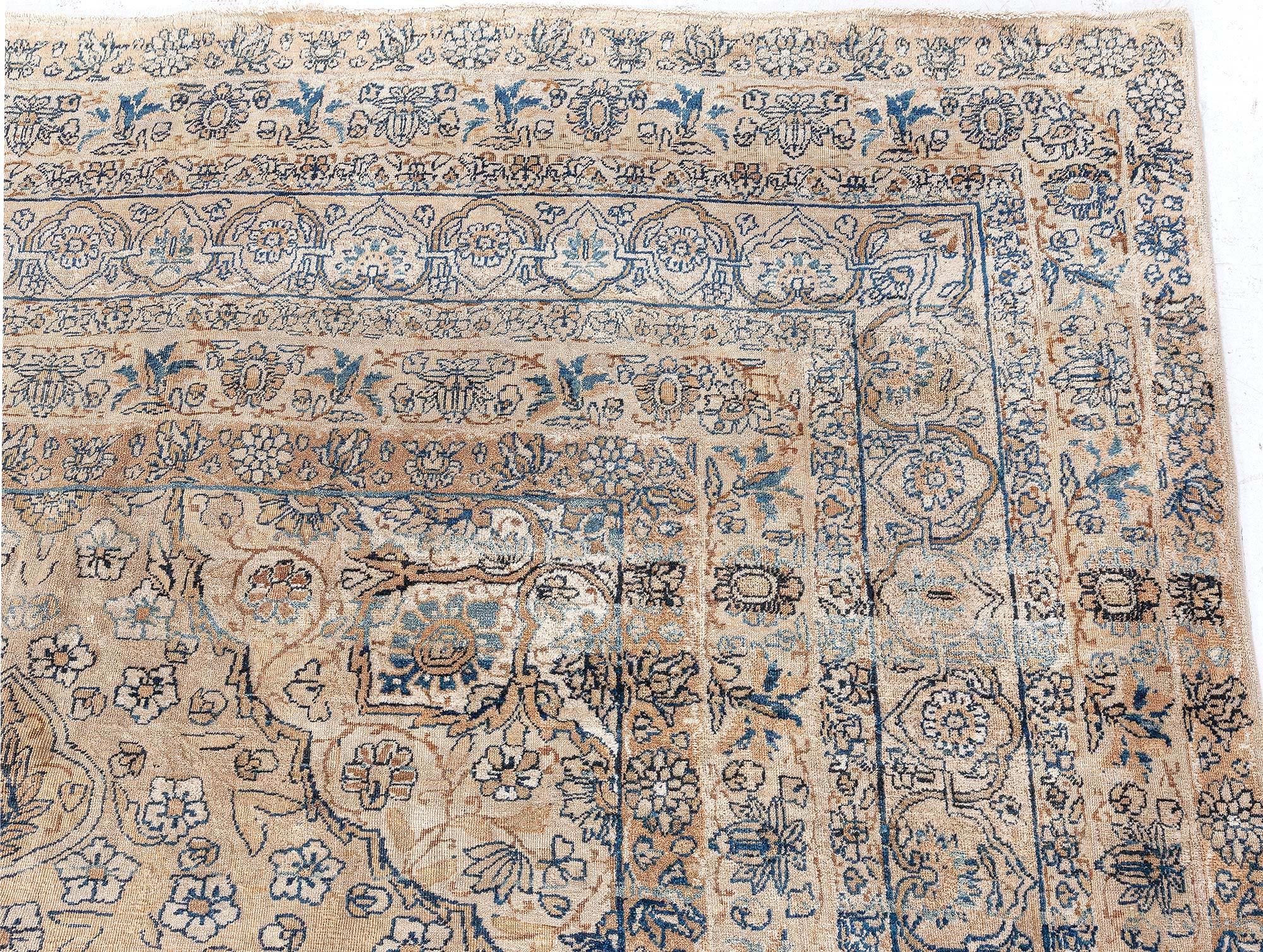 Authentischer persischer Kirman Botanic Beige, Blau Handgefertigter Wollteppich
Größe: 10'6