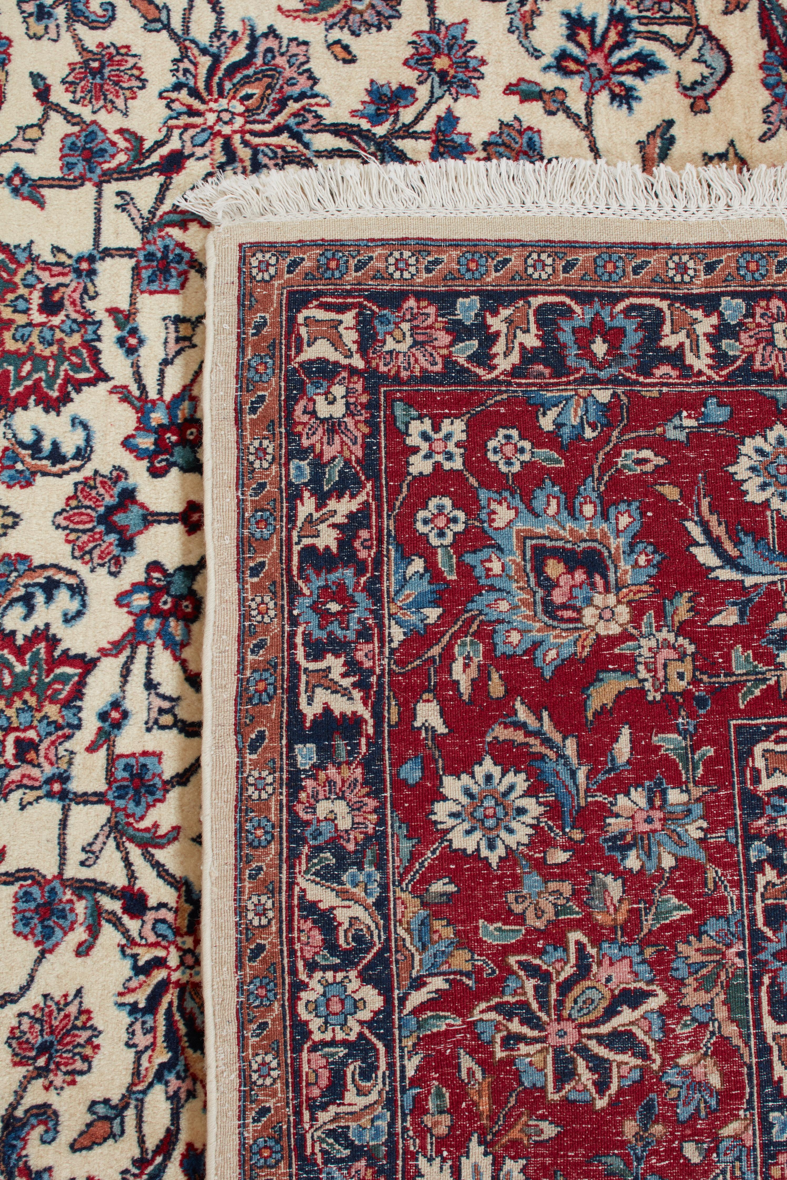 Gli autentici tappeti persiani sono opere d'arte senza tempo, annodate a mano da abili artigiani con tecniche tramandate da generazioni. Ogni tappeto racconta una storia attraverso i suoi intricati disegni, i ricchi colori e il simbolismo culturale