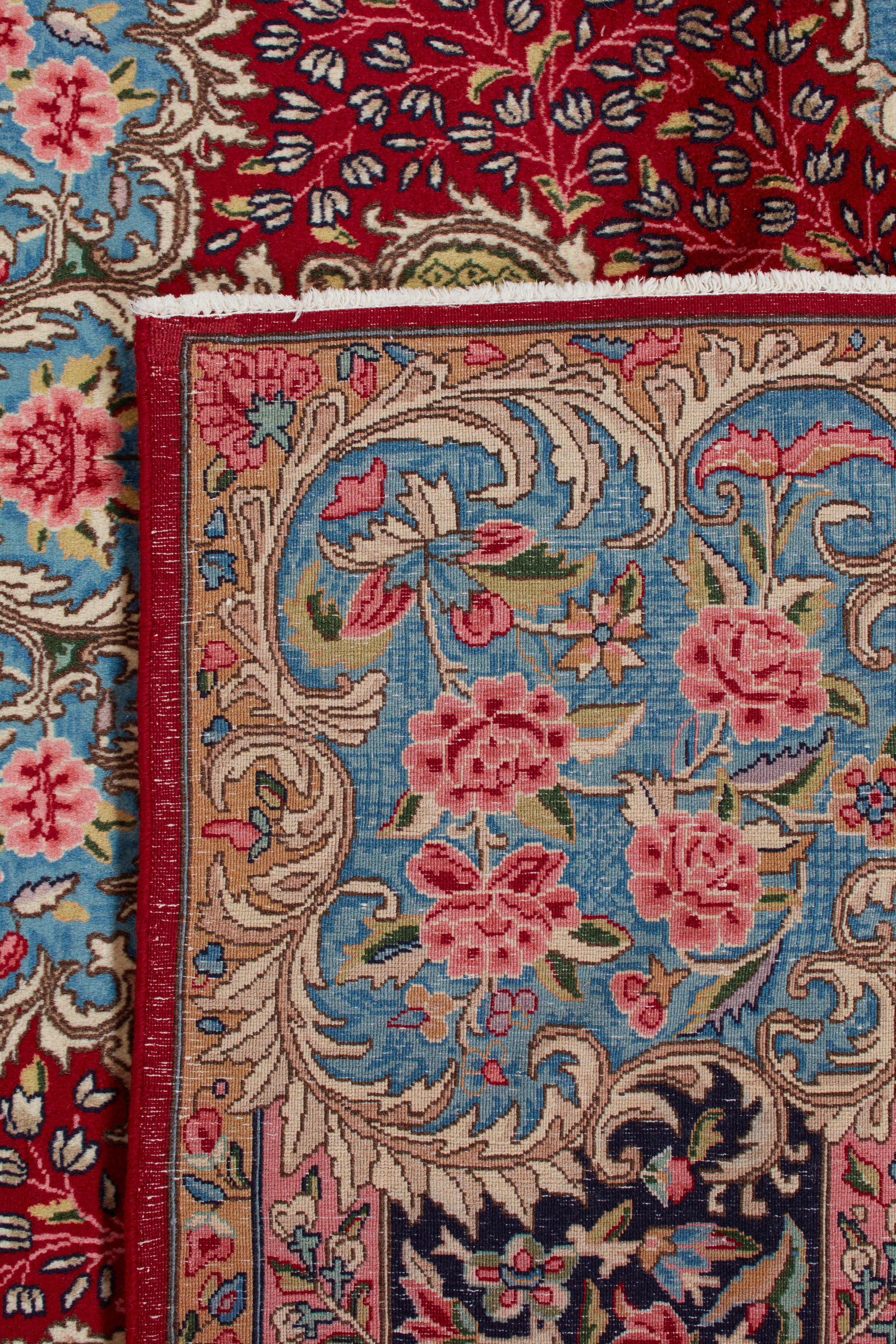 Authentische persische Teppiche sind zeitlose Kunstwerke, die von geschickten Kunsthandwerkern nach überlieferten Techniken handgeknüpft werden. Jeder Teppich erzählt eine Geschichte durch seine komplizierten Muster, seine satten Farben und seine