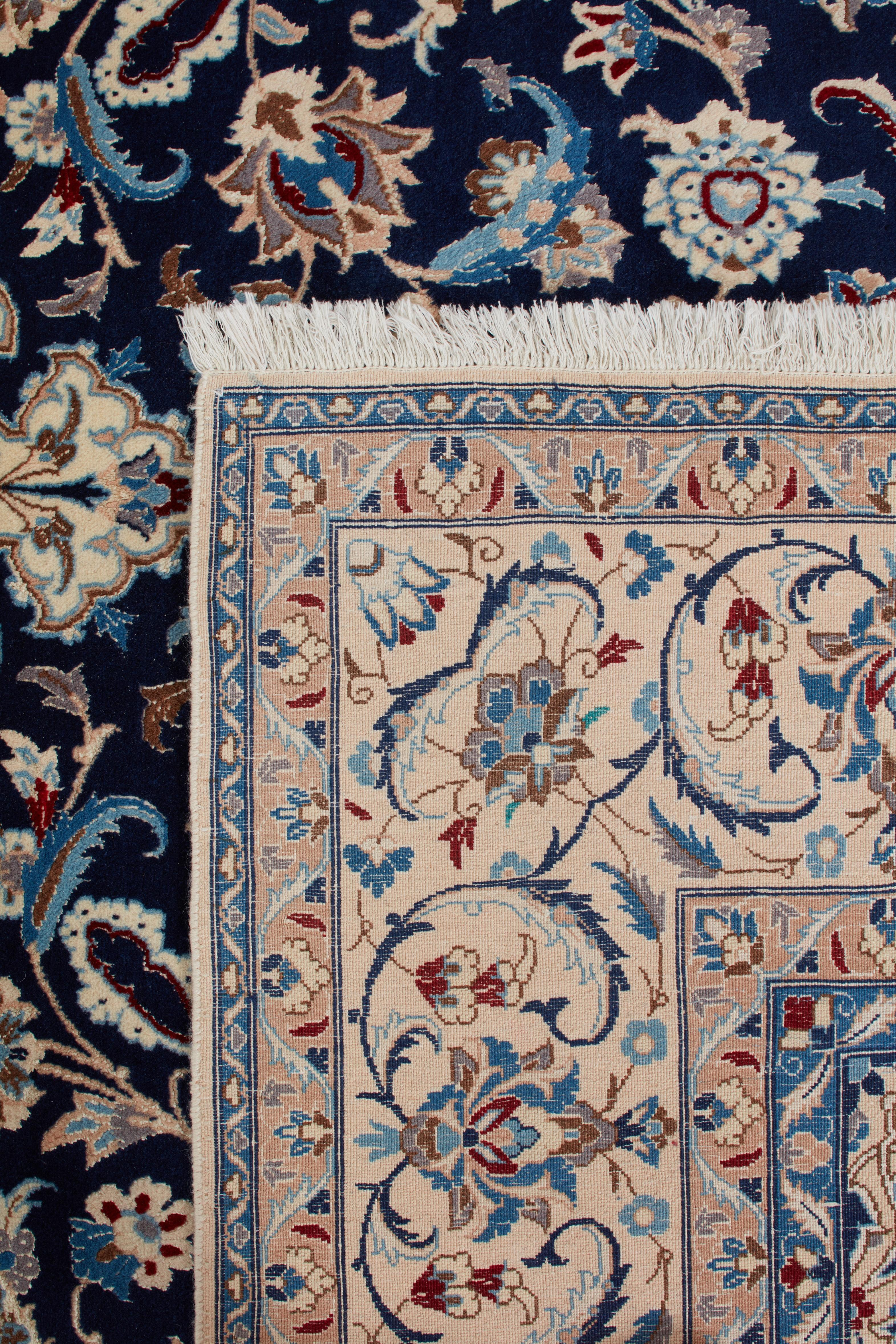 Authentische persische Teppiche sind zeitlose Kunstwerke, die von geschickten Kunsthandwerkern nach überlieferten Techniken handgeknüpft werden. Jeder Teppich erzählt eine Geschichte durch seine komplizierten Muster, seine satten Farben und seine