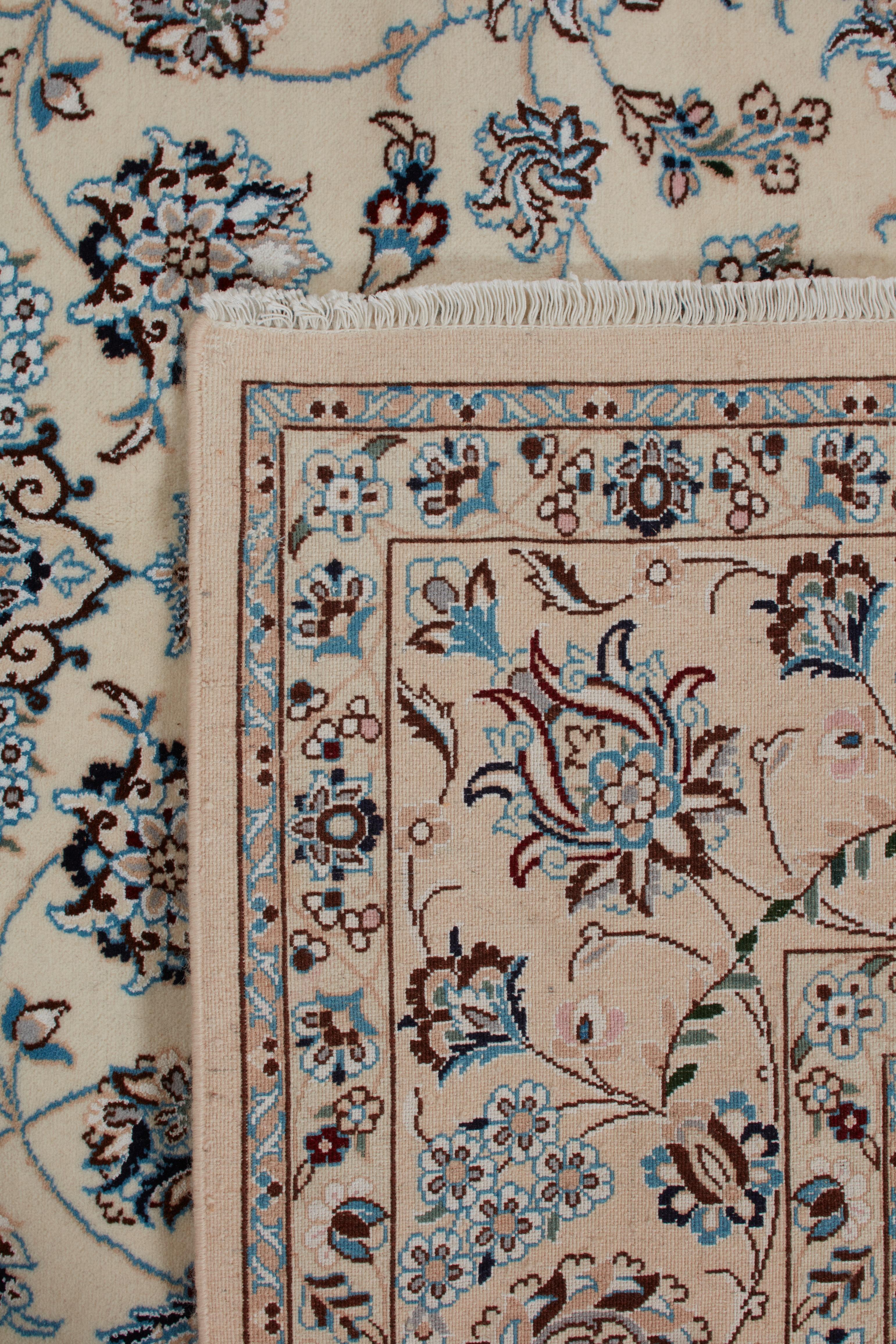 Authentische persische Teppiche sind zeitlose Kunstwerke, die von geschickten Kunsthandwerkern nach überlieferten Techniken handgeknüpft werden. Jeder Teppich erzählt eine Geschichte durch seine komplizierten Muster, seine satten Farben und seine