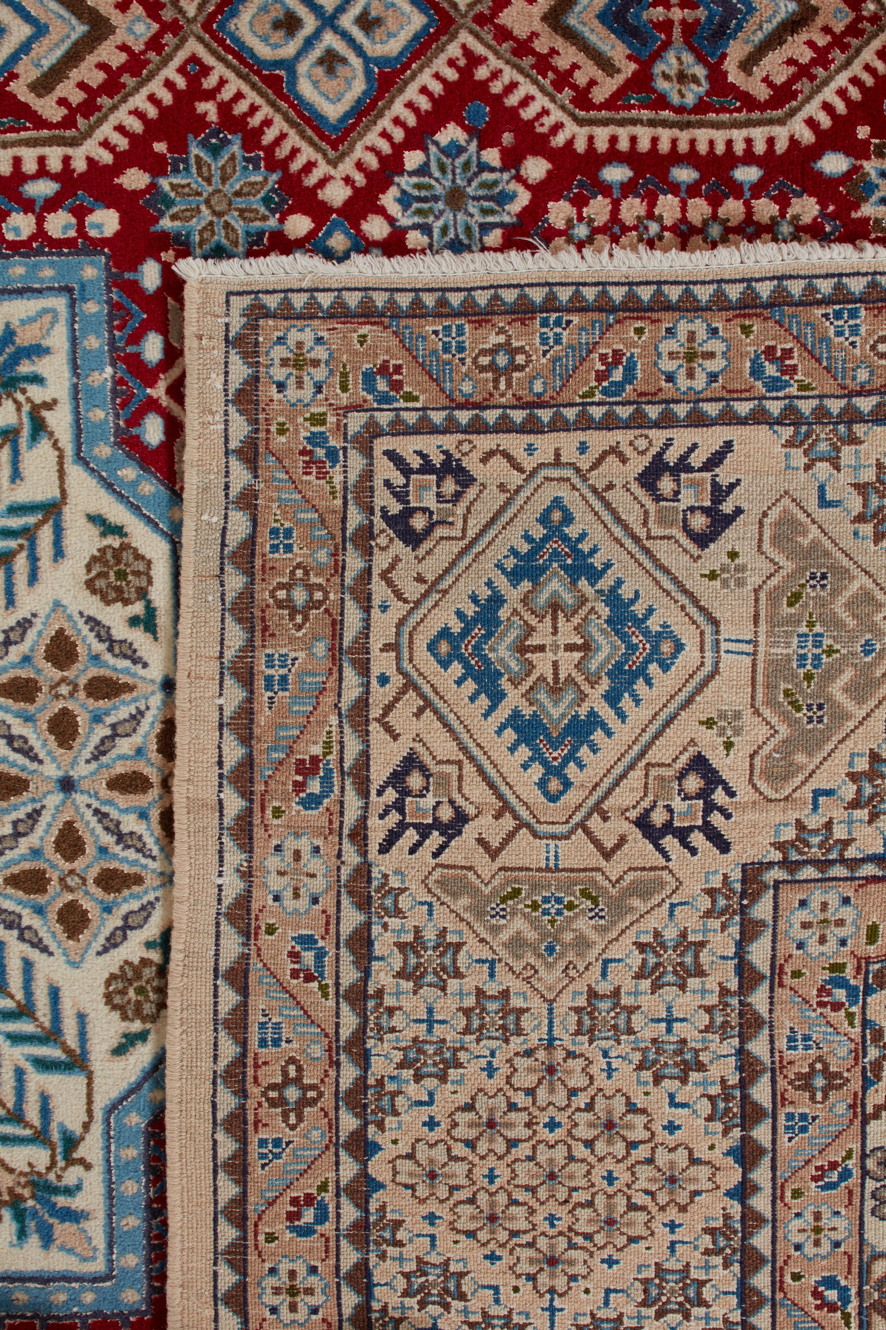 Les authentiques tapis persans sont des œuvres d'art intemporelles, nouées à la main par des artisans qualifiés selon des techniques transmises de génération en génération. Chaque tapis raconte une histoire à travers ses motifs complexes, ses