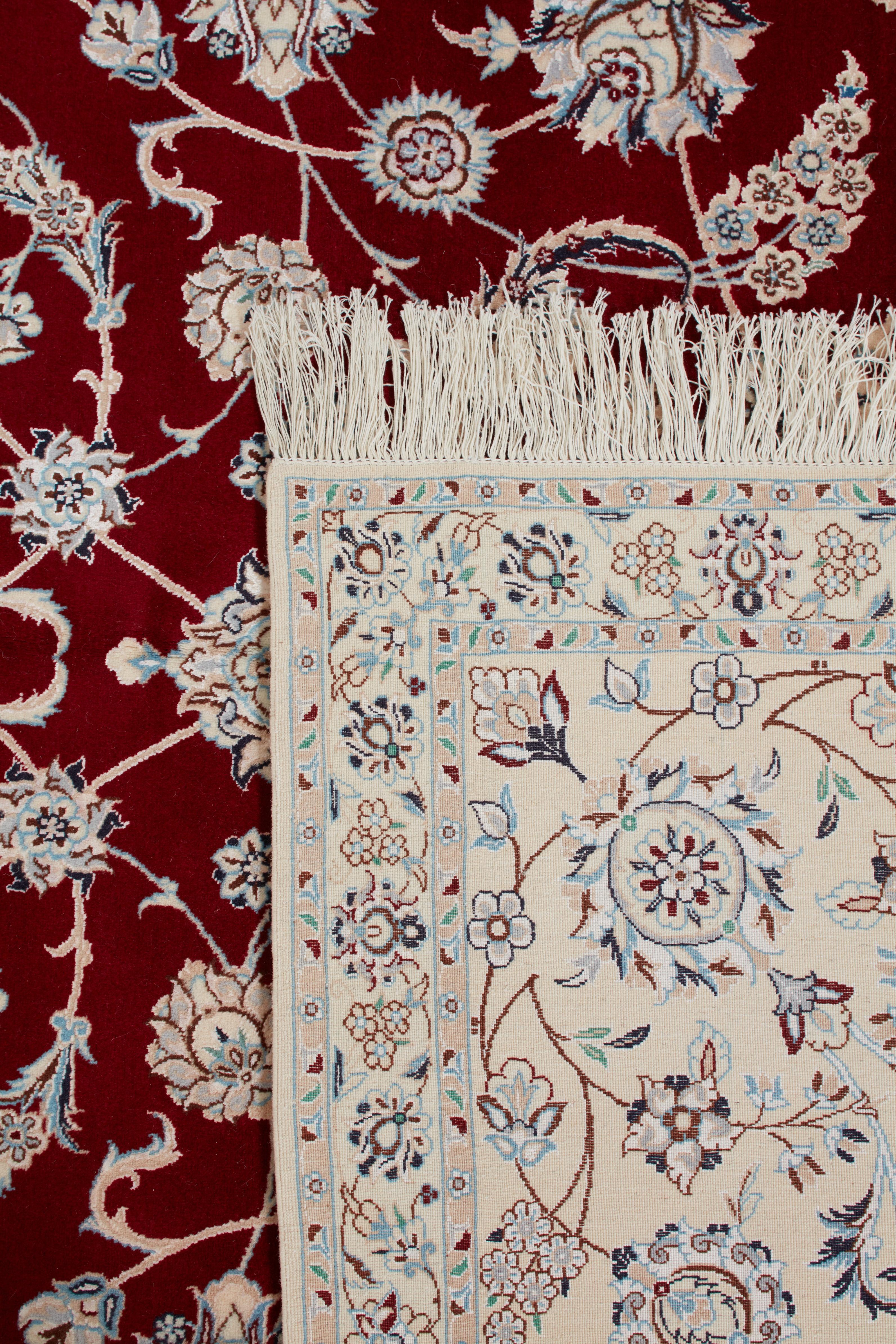 Les authentiques tapis persans sont des œuvres d'art intemporelles, nouées à la main par des artisans qualifiés selon des techniques transmises de génération en génération. Chaque tapis raconte une histoire à travers ses motifs complexes, ses