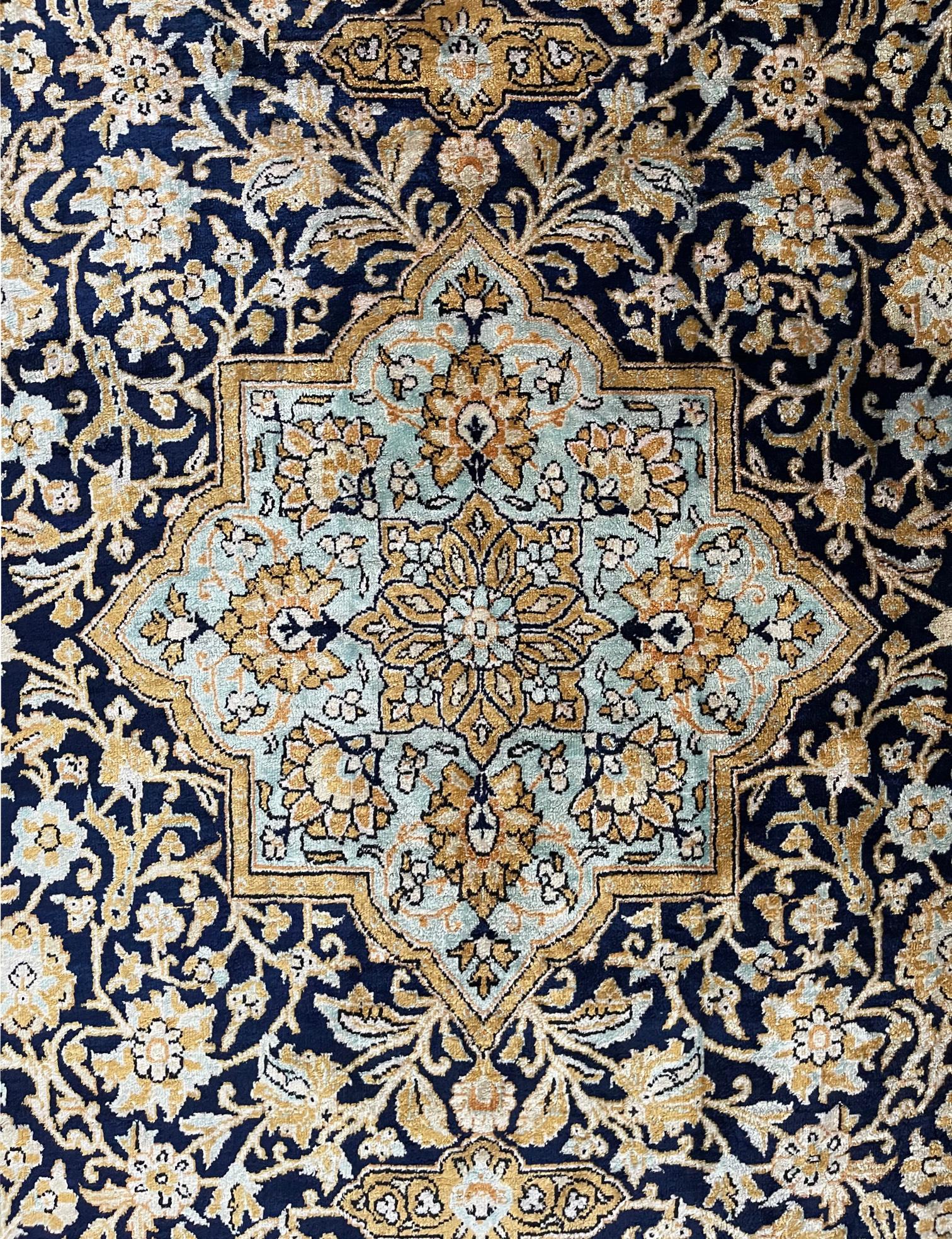 Authentischer persischer Qum-Teppich aus handgeknüpfter Seide 1970 ca. (Persisch) im Angebot
