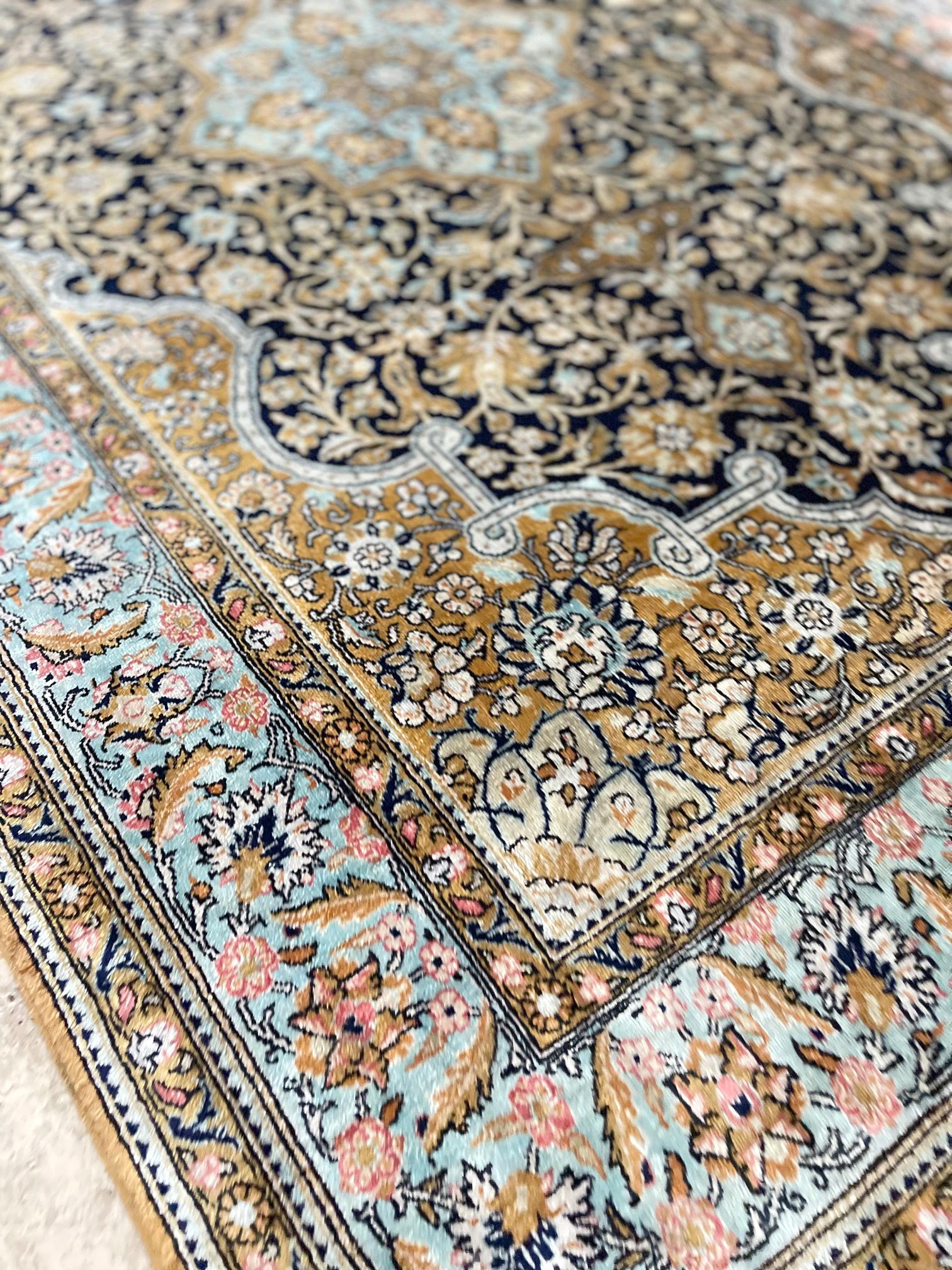 Authentischer persischer Qum-Teppich aus handgeknüpfter Seide 1970 ca. (Handgeknüpft) im Angebot