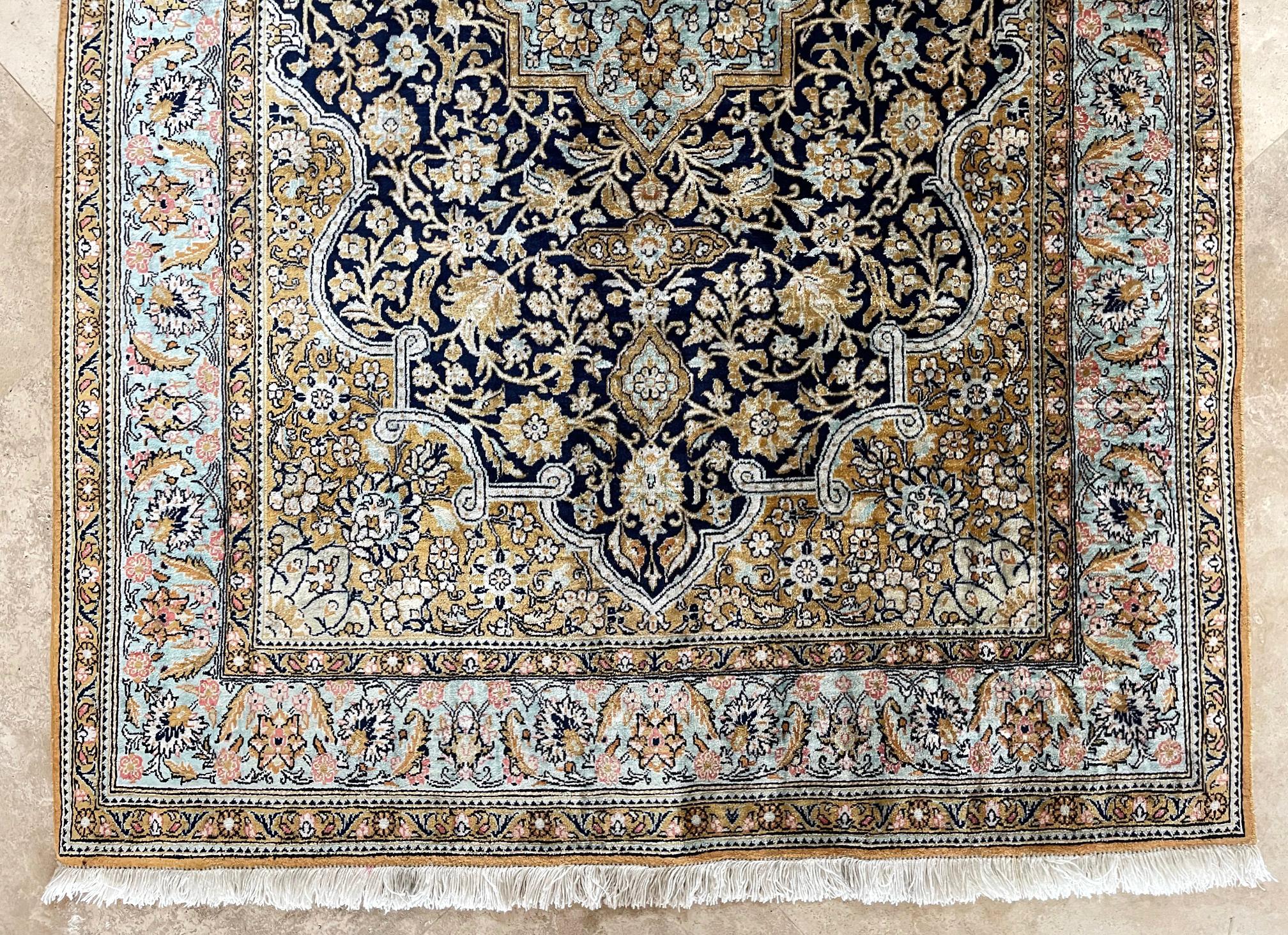 Authentischer persischer Qum-Teppich aus handgeknüpfter Seide 1970 ca. im Zustand „Gut“ im Angebot in San Diego, CA