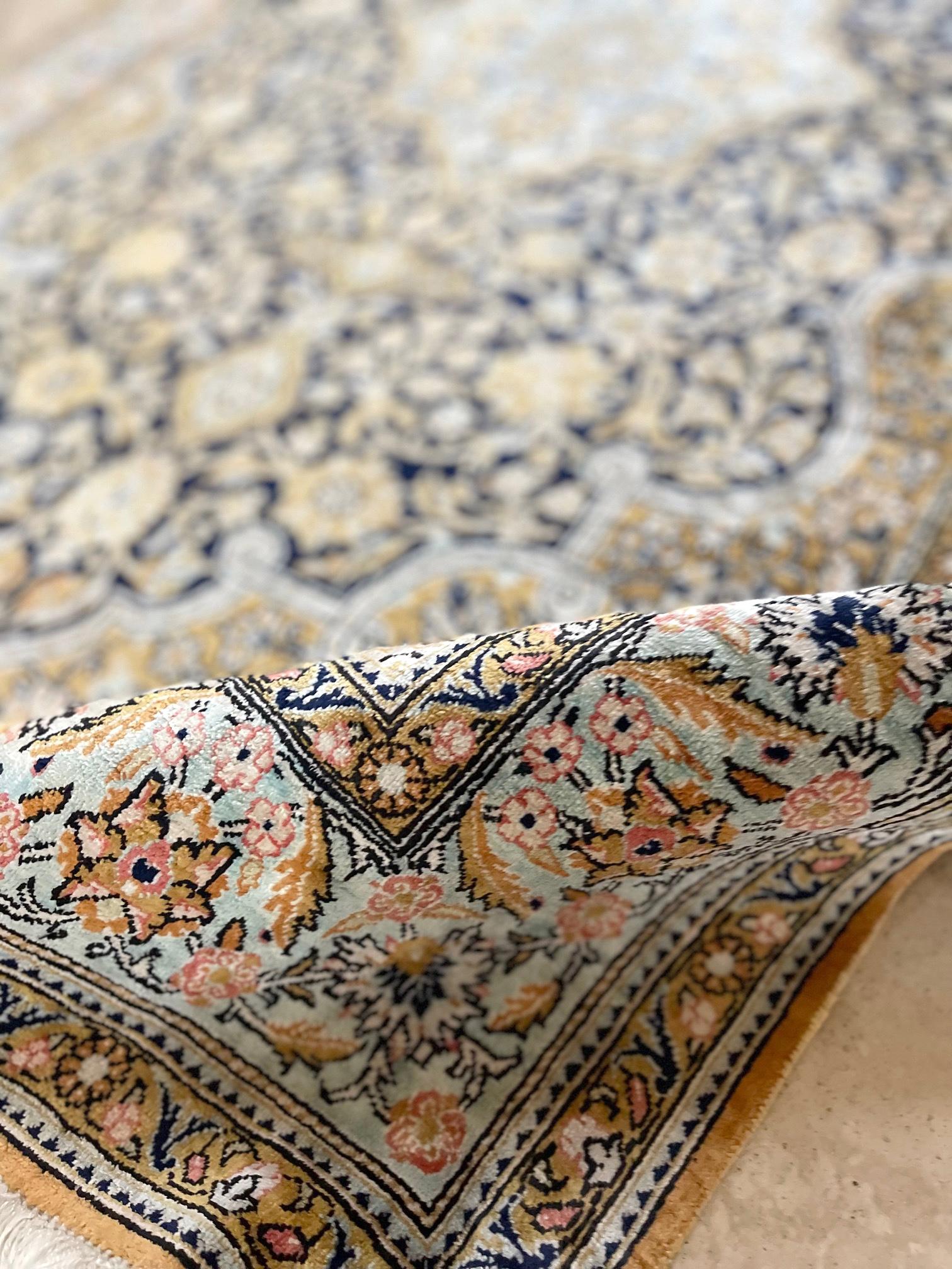 Authentischer persischer Qum-Teppich aus handgeknüpfter Seide 1970 ca. (Ende des 20. Jahrhunderts) im Angebot
