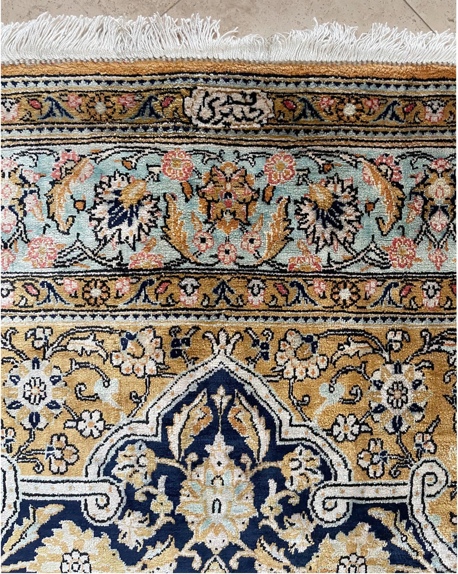 Authentischer persischer Qum-Teppich aus handgeknüpfter Seide 1970 ca. im Angebot 1