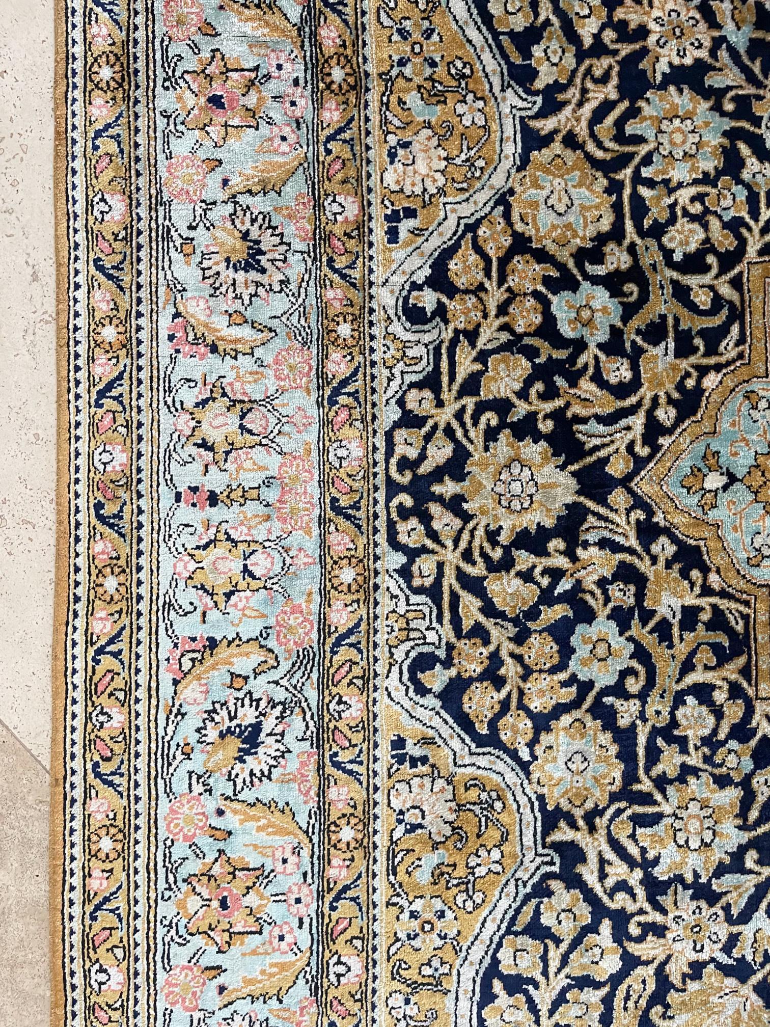 Authentischer persischer Qum-Teppich aus handgeknüpfter Seide 1970 ca. im Angebot 3