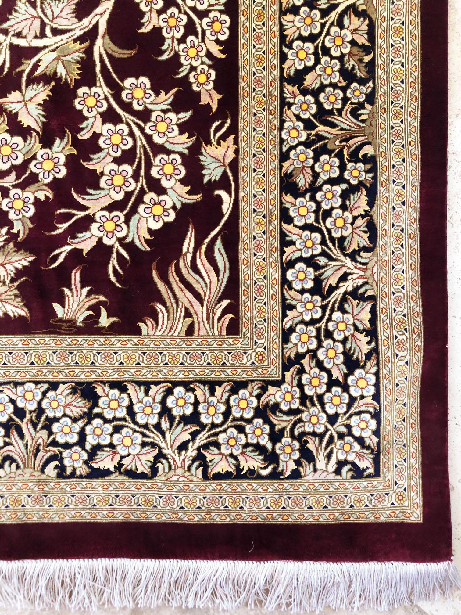 Handgeknüpfter, authentischer, persischer Qum-Teppich in Burgunderrot aus Seide, Baum des Lebens (21. Jahrhundert und zeitgenössisch) im Angebot