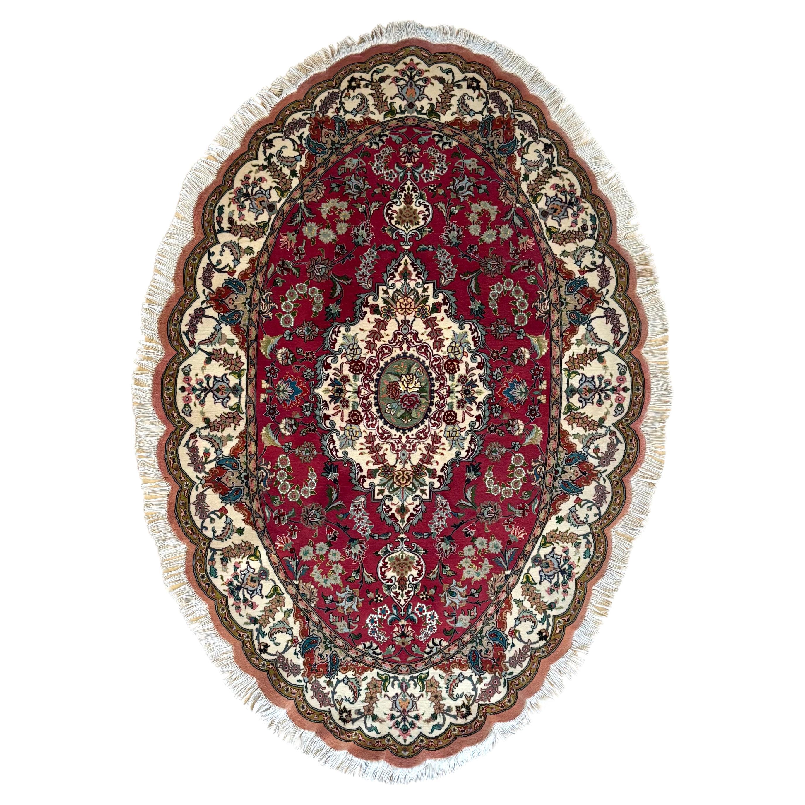 Wir präsentieren einen atemberaubenden, handgeknüpften persischen Täbriz-Teppich, der hochwertige Handwerkskunst und zeitlose Schönheit verkörpert. Dieser Teppich mit seinem atemberaubenden floralen Medaillonmuster besticht durch seine einzigartige