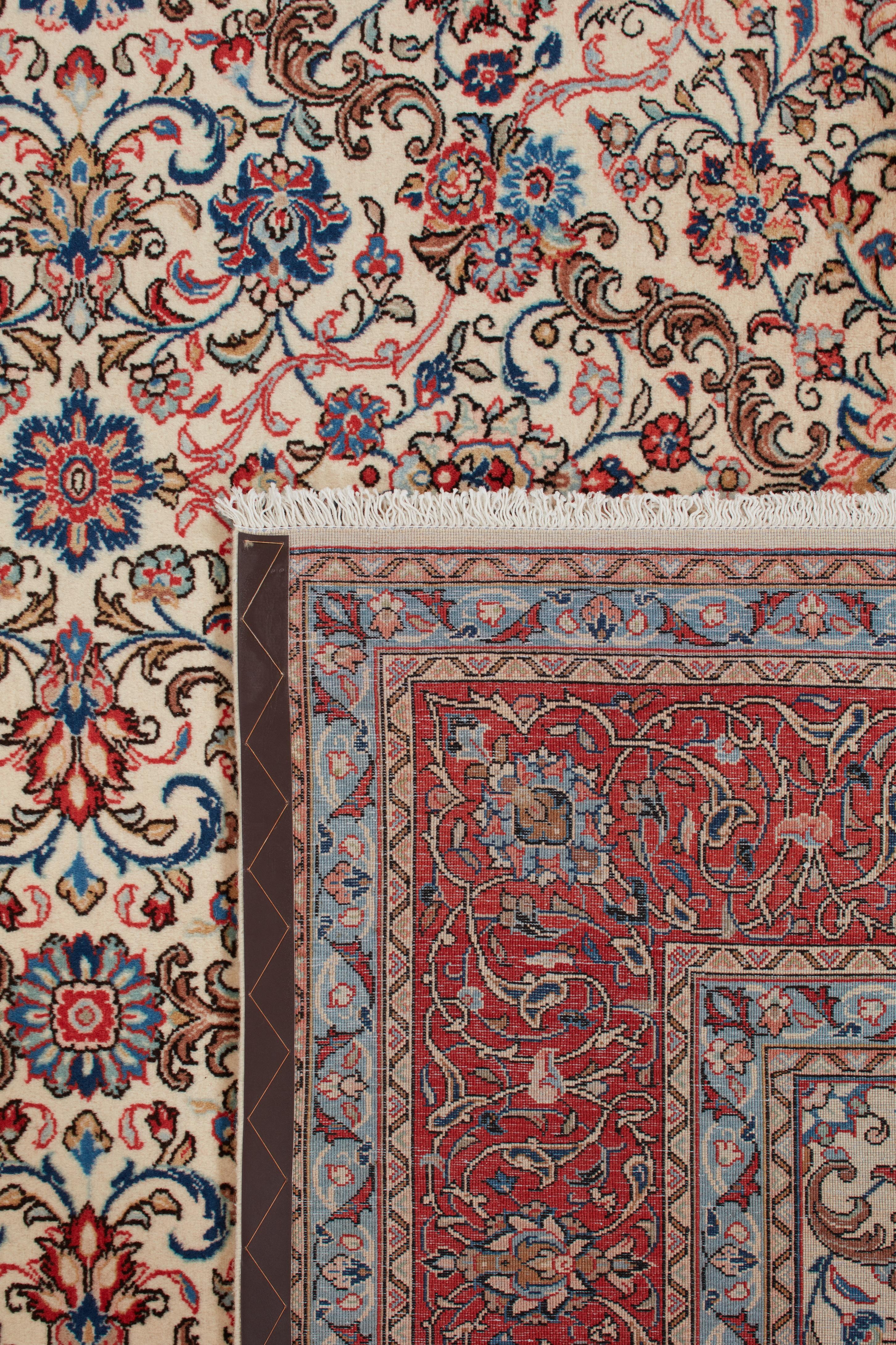 Gli autentici tappeti persiani sono opere d'arte senza tempo, annodate a mano da abili artigiani con tecniche tramandate da generazioni. Ogni tappeto racconta una storia attraverso i suoi intricati disegni, i ricchi colori e il simbolismo culturale