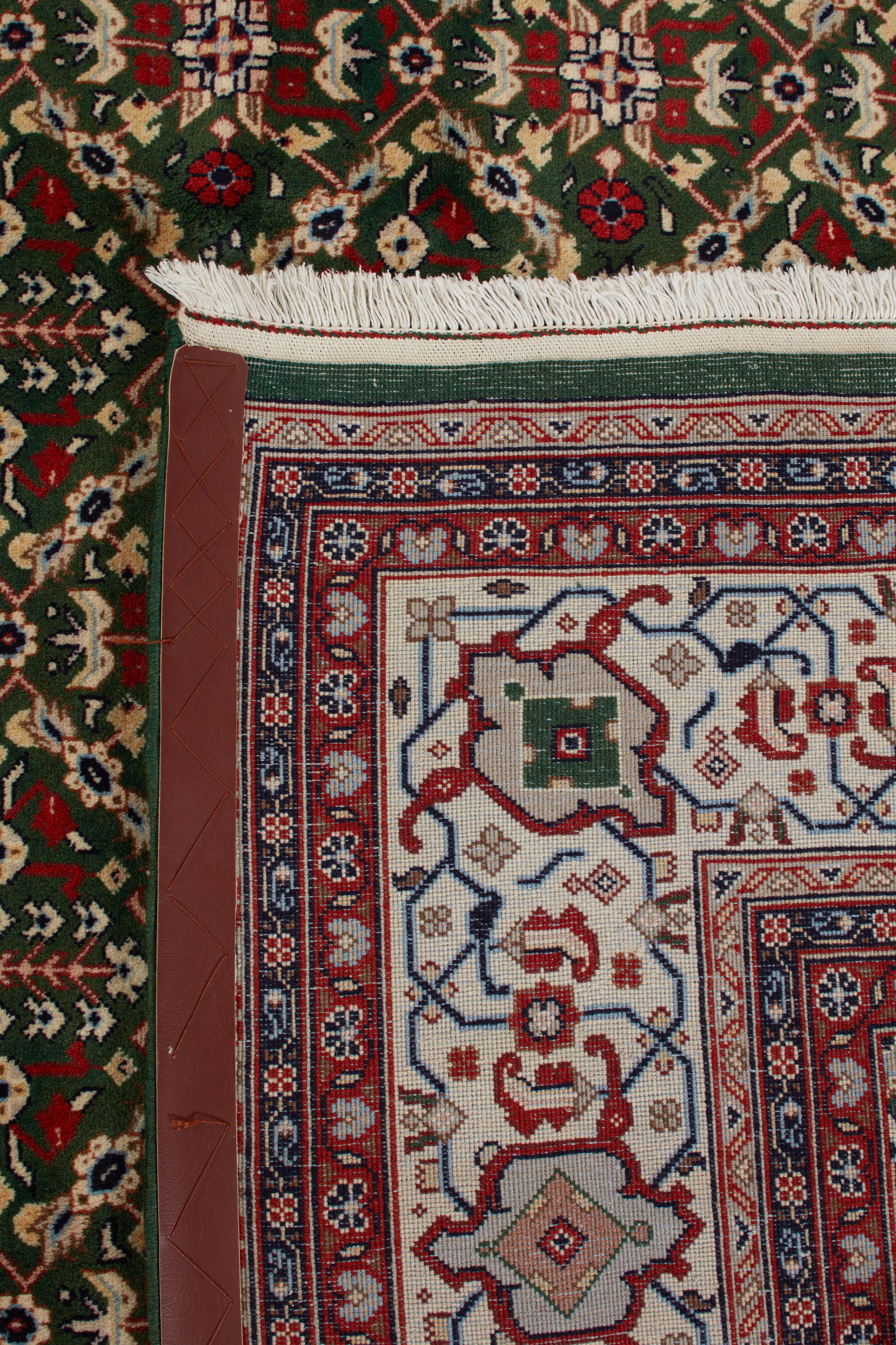 Authentische persische Teppiche sind zeitlose Kunstwerke, die von geschickten Kunsthandwerkern nach überlieferten Techniken handgeknüpft werden. Jeder Teppich erzählt eine Geschichte durch seine komplizierten Muster, seine satten Farben und seine