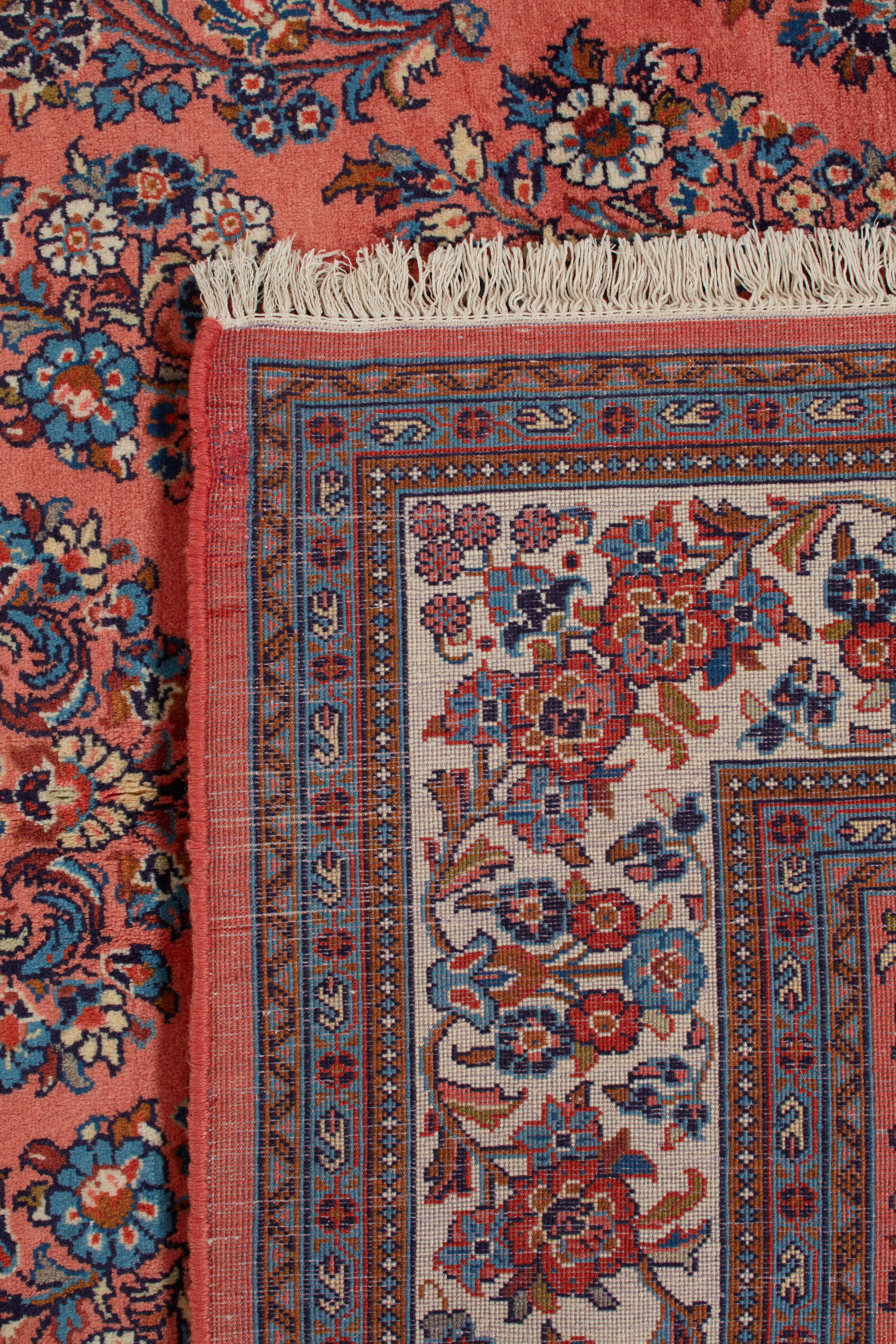 Authentische persische Teppiche sind zeitlose Kunstwerke, die von geschickten Kunsthandwerkern nach überlieferten Techniken handgeknüpft werden. Jeder Teppich erzählt eine Geschichte durch seine komplizierten Muster, seine satten Farben und seine