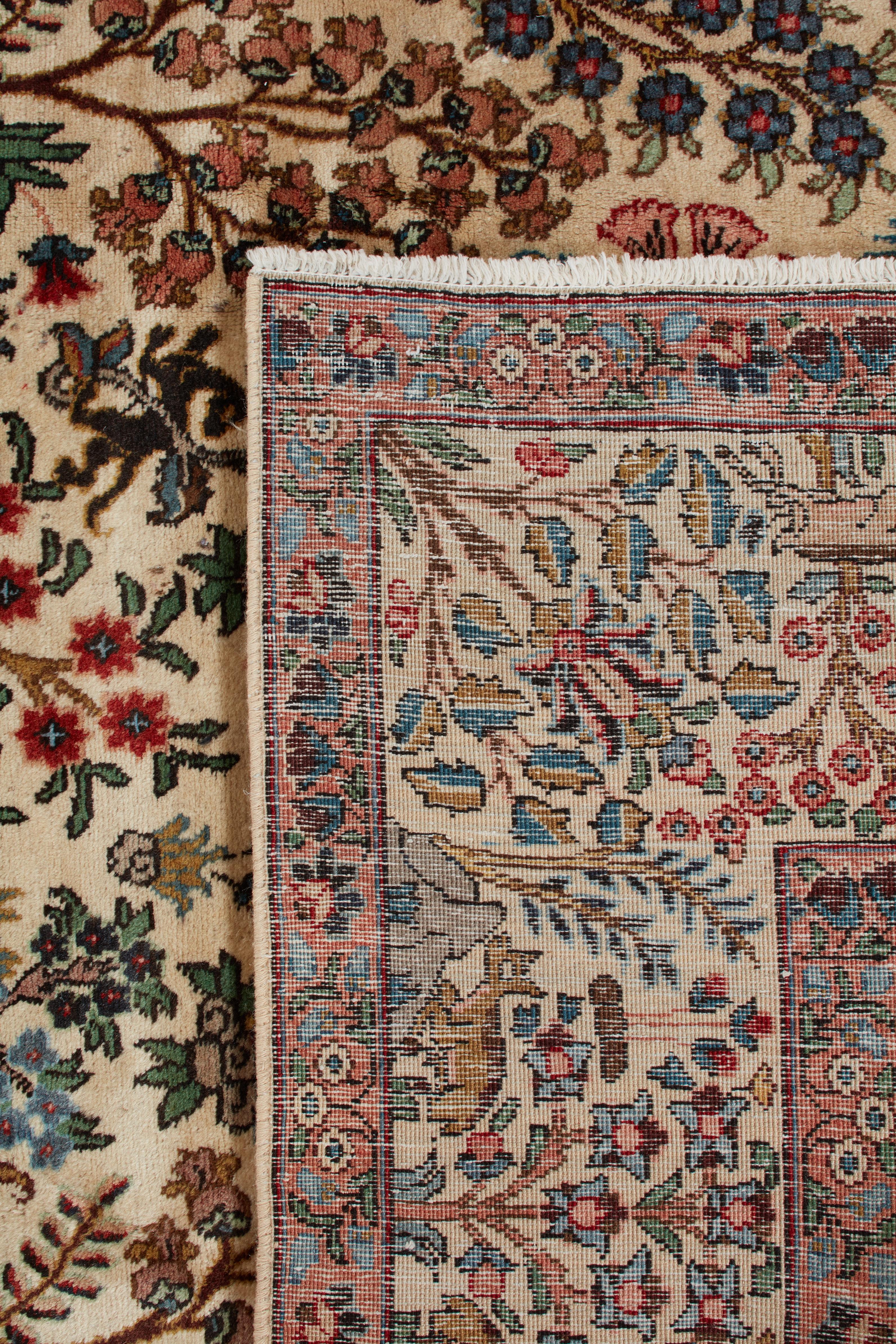 Les authentiques tapis persans sont des œuvres d'art intemporelles, nouées à la main par des artisans qualifiés selon des techniques transmises de génération en génération. Chaque tapis raconte une histoire à travers ses motifs complexes, ses