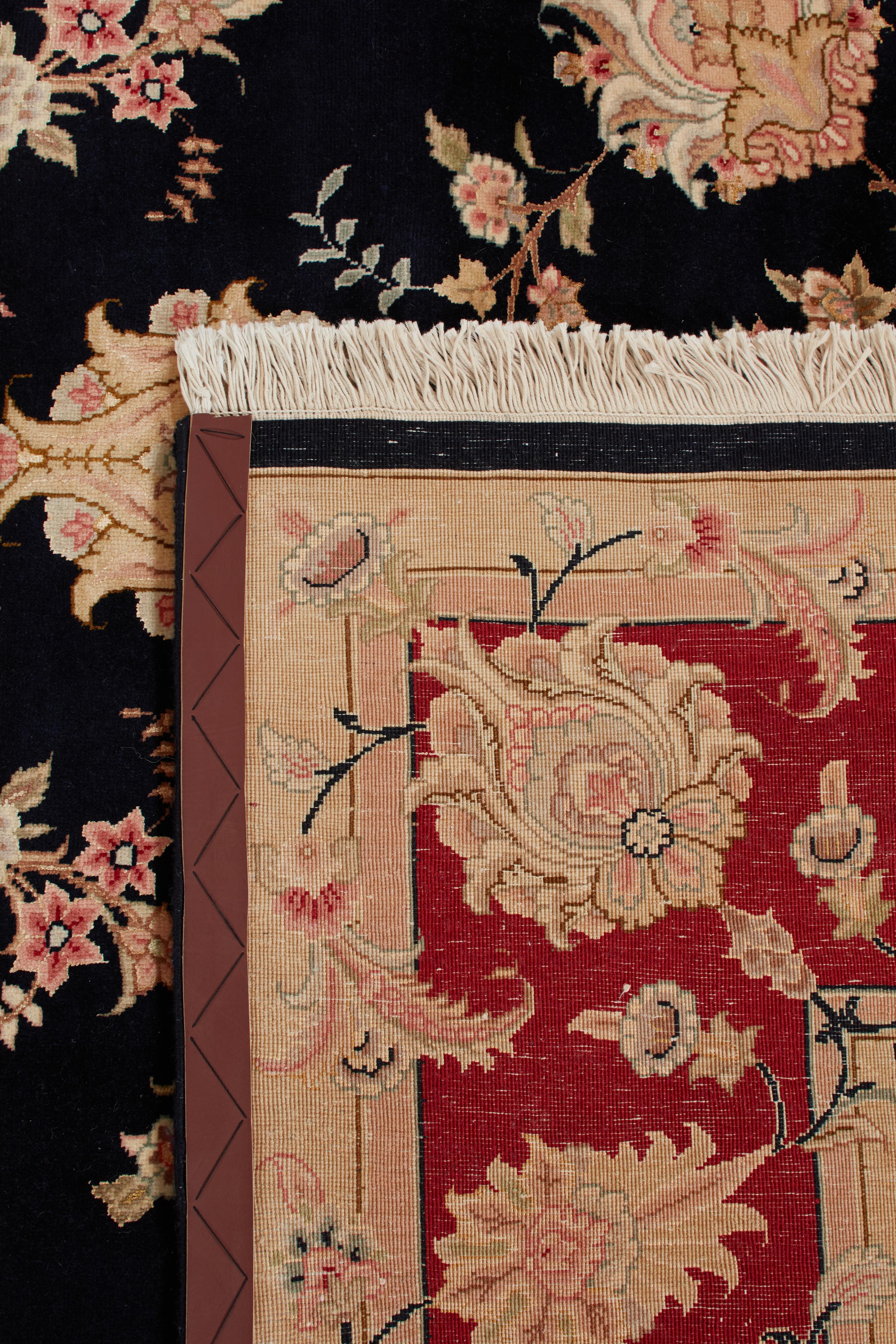 Authentische persische Teppiche sind zeitlose Kunstwerke, die von geschickten Kunsthandwerkern nach überlieferten Techniken handgeknüpft werden. Jeder Teppich erzählt eine Geschichte durch seine komplizierten Muster, seine satten Farben und seine