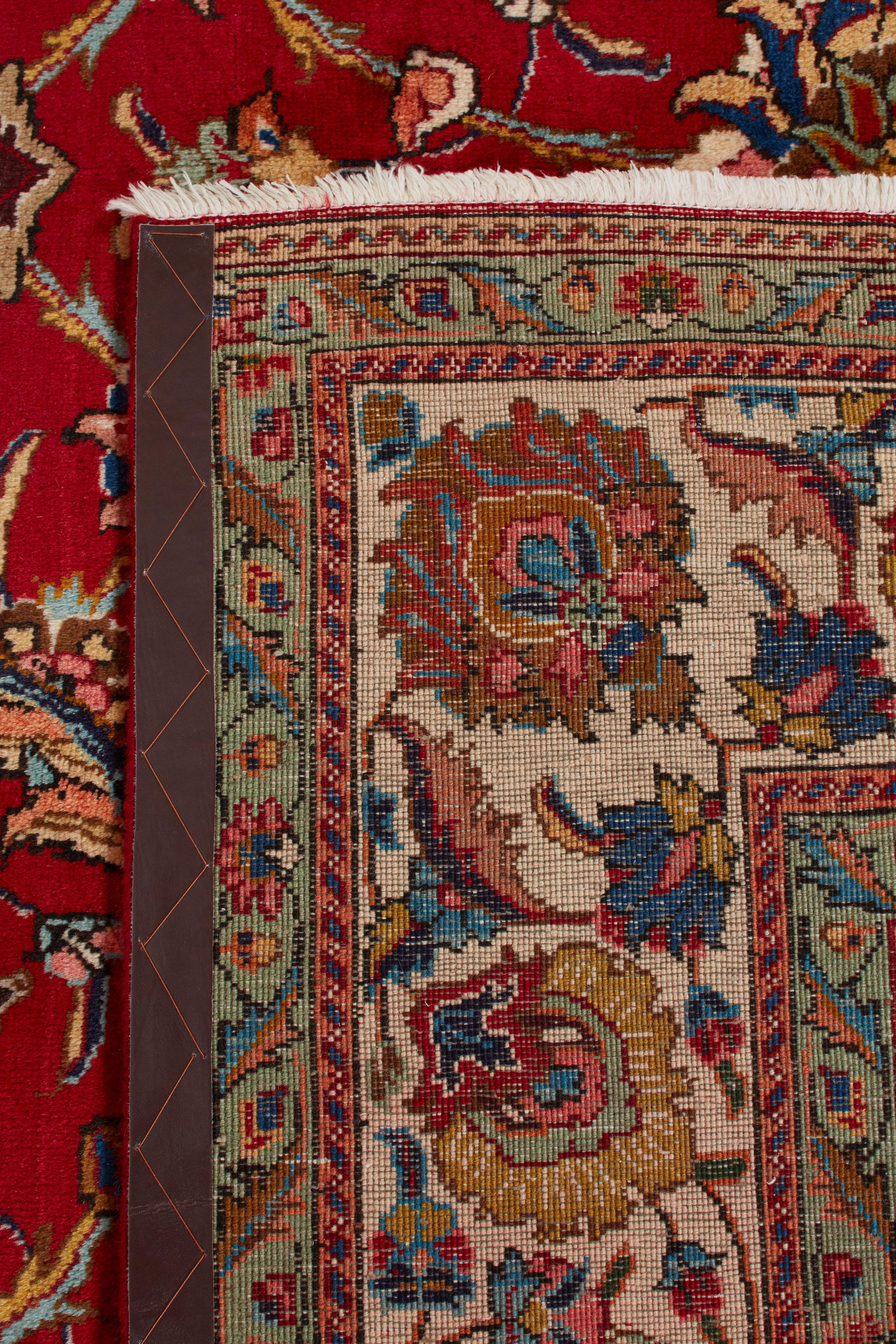 Authentische persische Teppiche sind zeitlose Kunstwerke, die von geschickten Kunsthandwerkern nach überlieferten Techniken handgeknüpft werden. Jeder Teppich erzählt eine Geschichte durch seine komplizierten Muster, seine satten Farben und seine