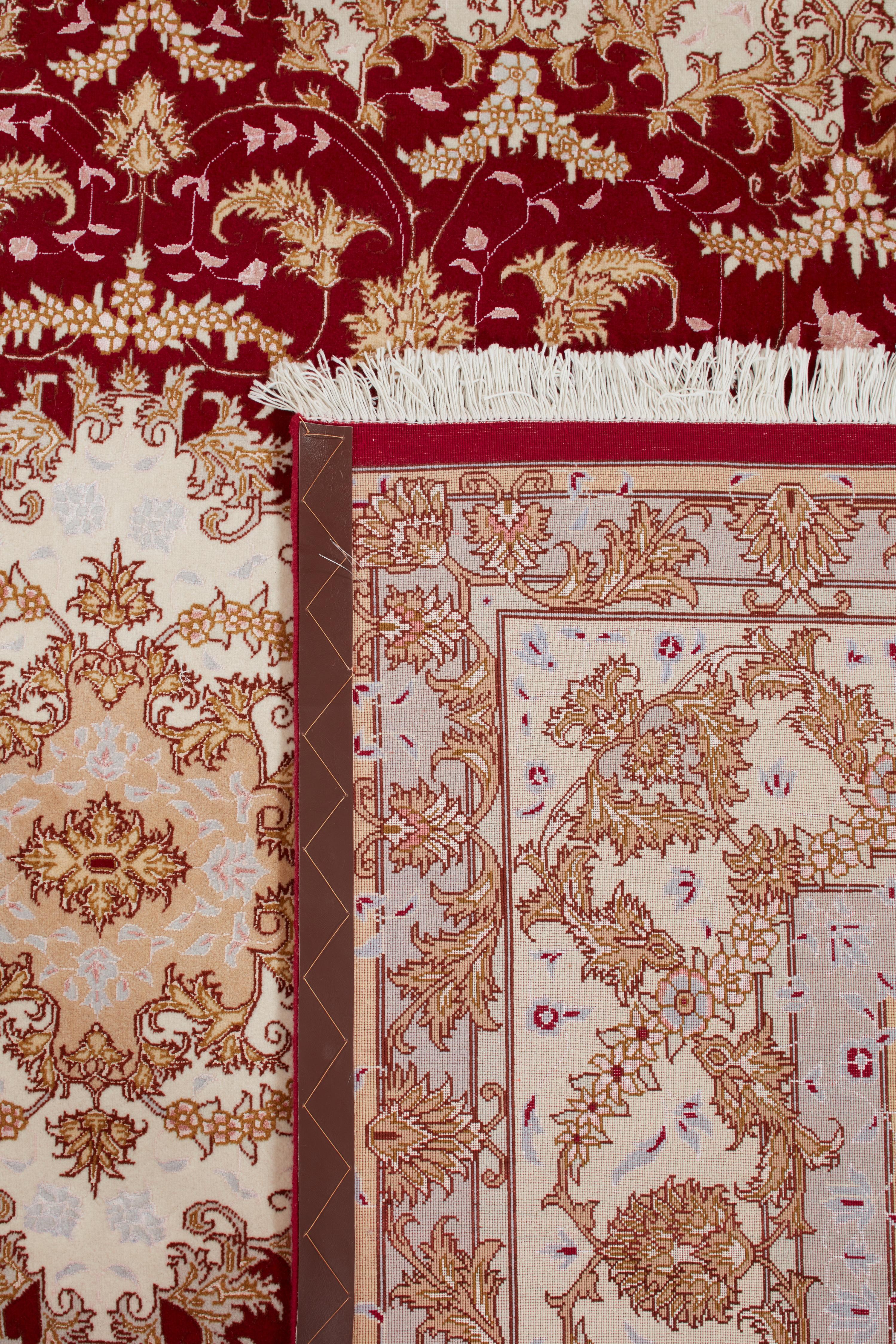 Gli autentici tappeti persiani sono opere d'arte senza tempo, annodate a mano da abili artigiani con tecniche tramandate da generazioni. Ogni tappeto racconta una storia attraverso i suoi intricati disegni, i ricchi colori e il simbolismo culturale