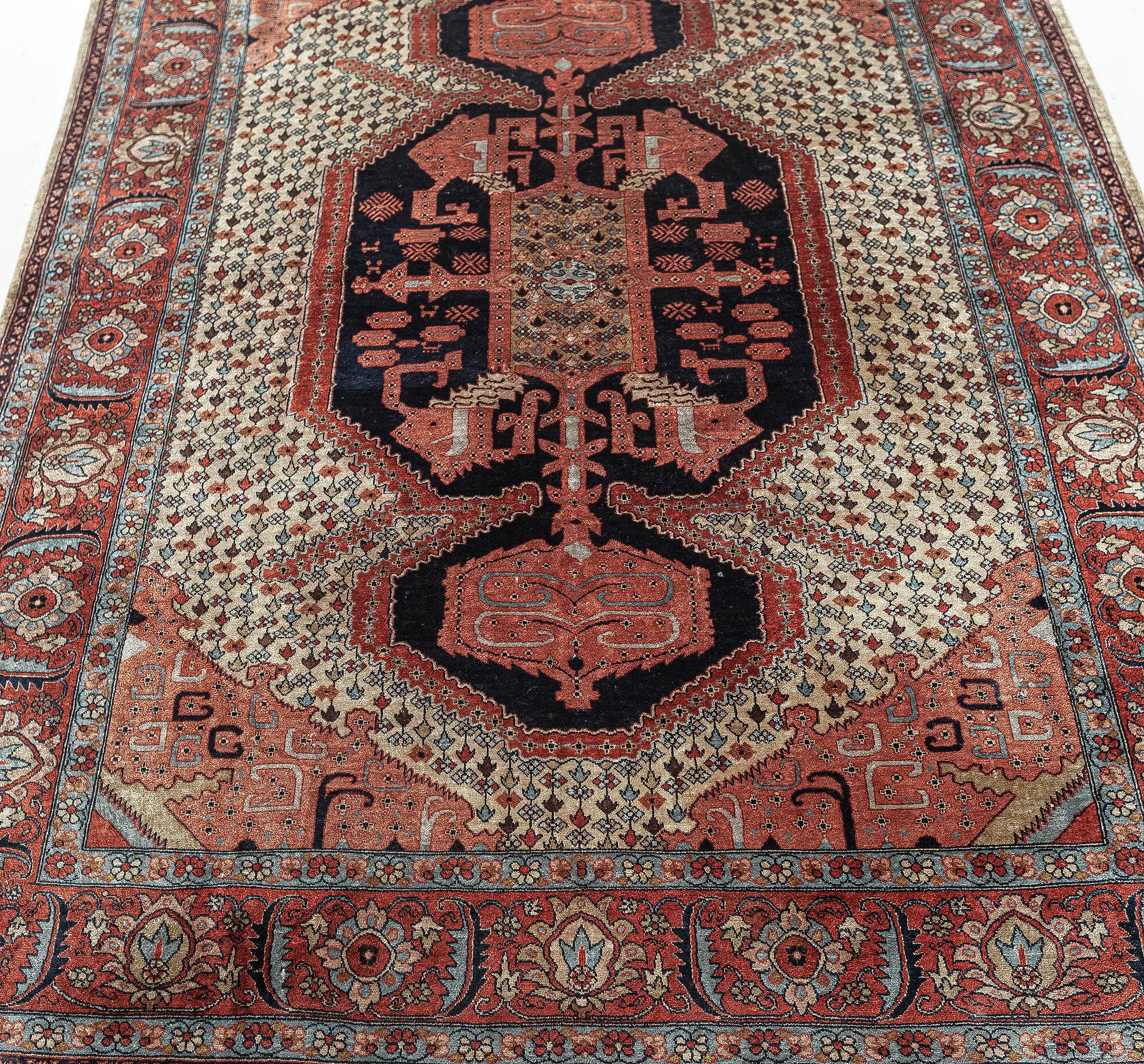 Authentique tapis persan Tabriz en soie fait à la main Bon état - En vente à New York, NY