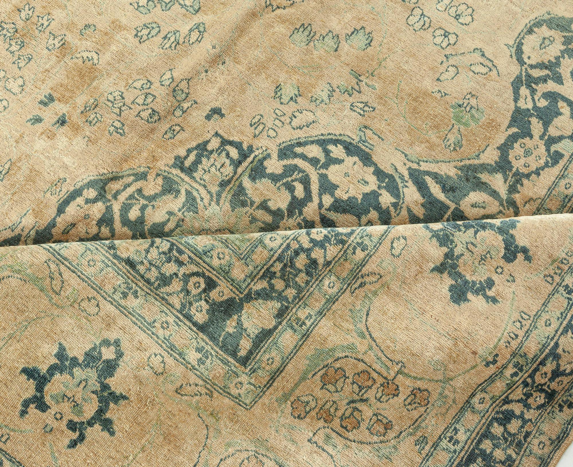 Authentique tapis persan Tabriz en laine fait à la main
Taille : 10'8