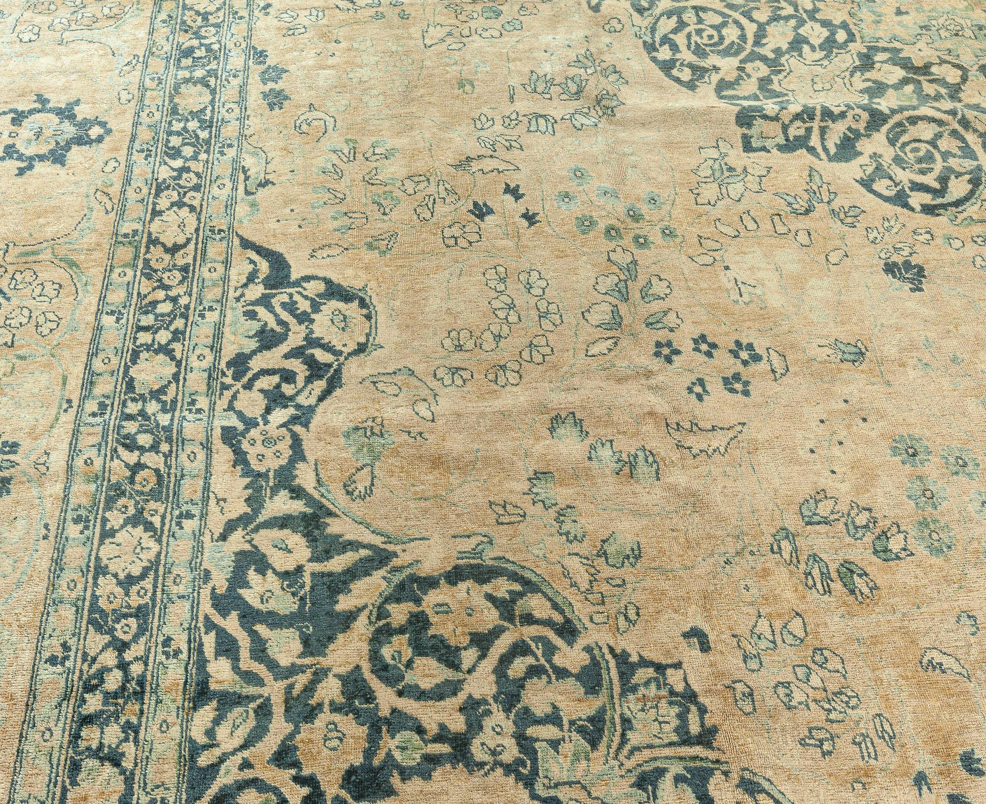 Authentique tapis persan Tabriz en laine fait à la main Bon état - En vente à New York, NY