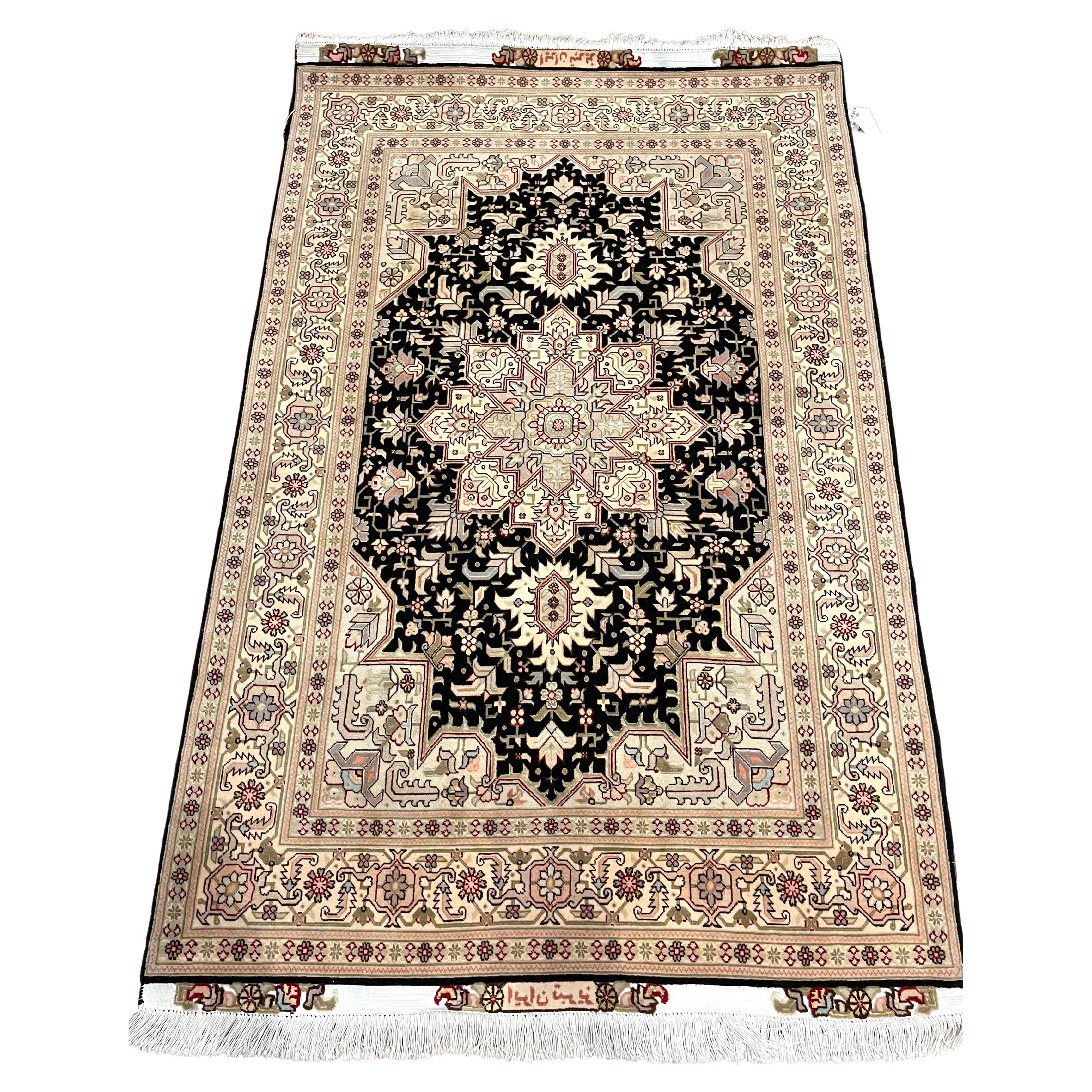 Dieser Teppich ist ein handgeknüpfter persischer Täbriz, Heriz Teppich mit Wolle und Seide Flor und Baumwolle Grundlage. Das Dorf Heriz liegt östlich von Tabriz im persisch besetzten Teil von Azarbaijan. Heriz-Teppiche sind vor allem für ihr