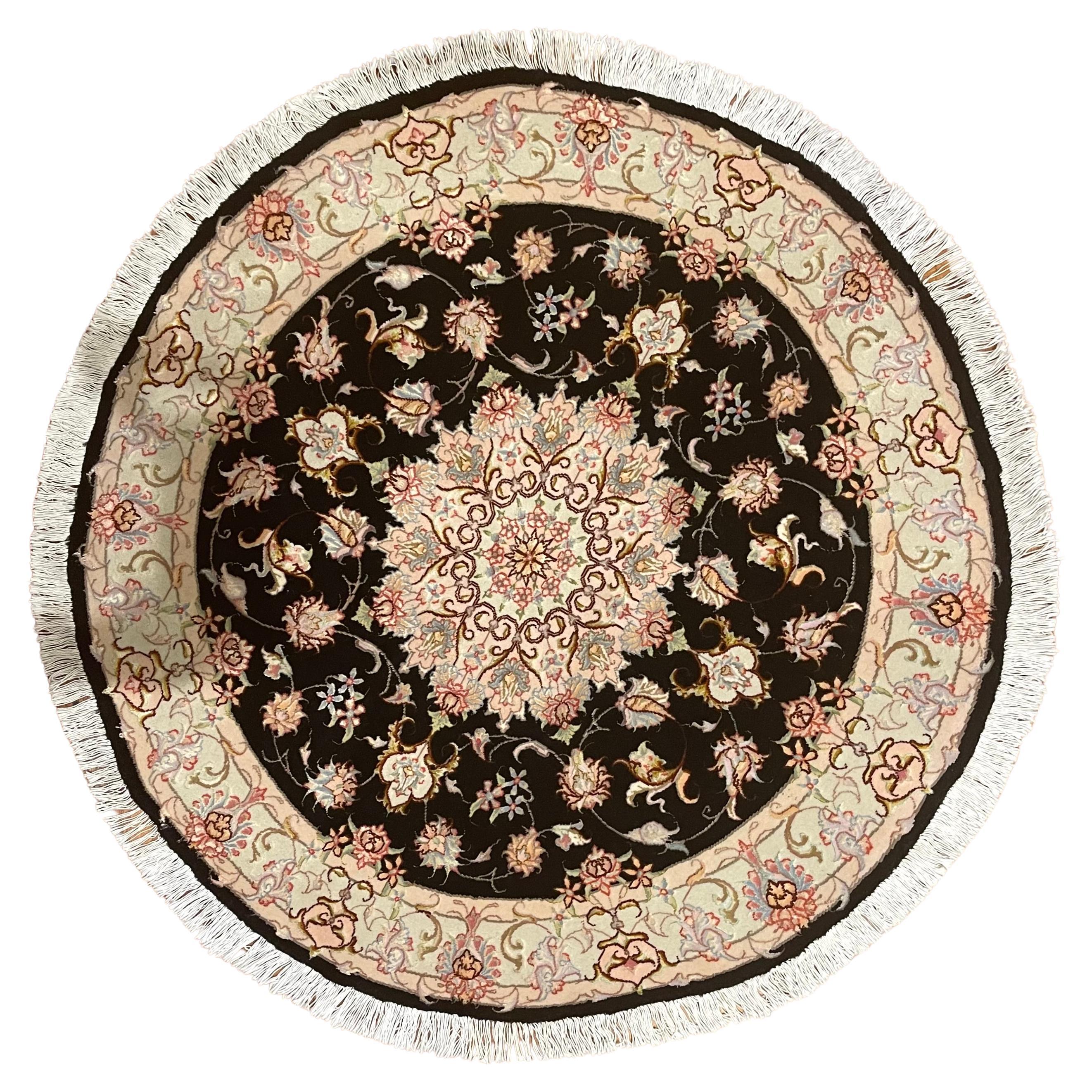 Wir präsentieren einen atemberaubenden, handgeknüpften persischen Täbriz-Teppich, der hochwertige Handwerkskunst und zeitlose Schönheit verkörpert. Dieser Teppich mit seinem atemberaubenden floralen Medaillonmuster besticht durch seine einzigartige
