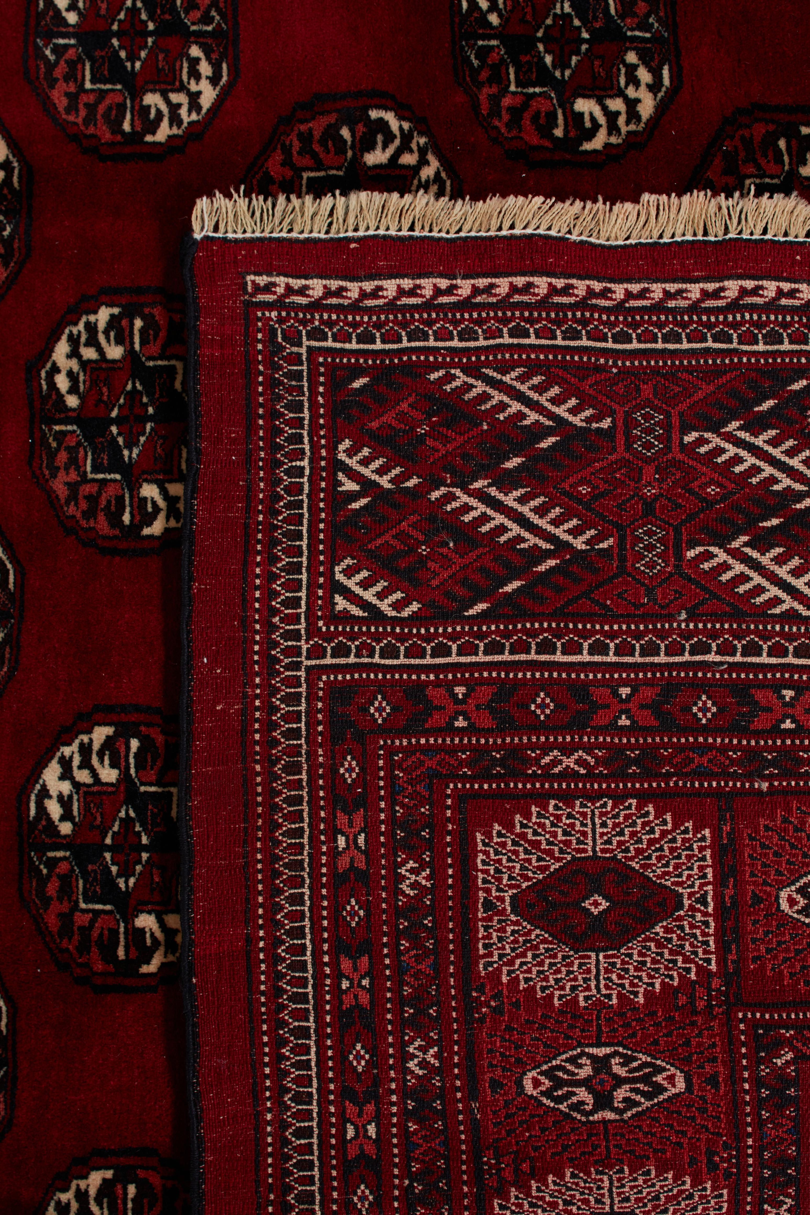 Authentische persische Teppiche sind zeitlose Kunstwerke, die von geschickten Kunsthandwerkern nach überlieferten Techniken handgeknüpft werden. Jeder Teppich erzählt eine Geschichte durch seine komplizierten Muster, seine satten Farben und seine