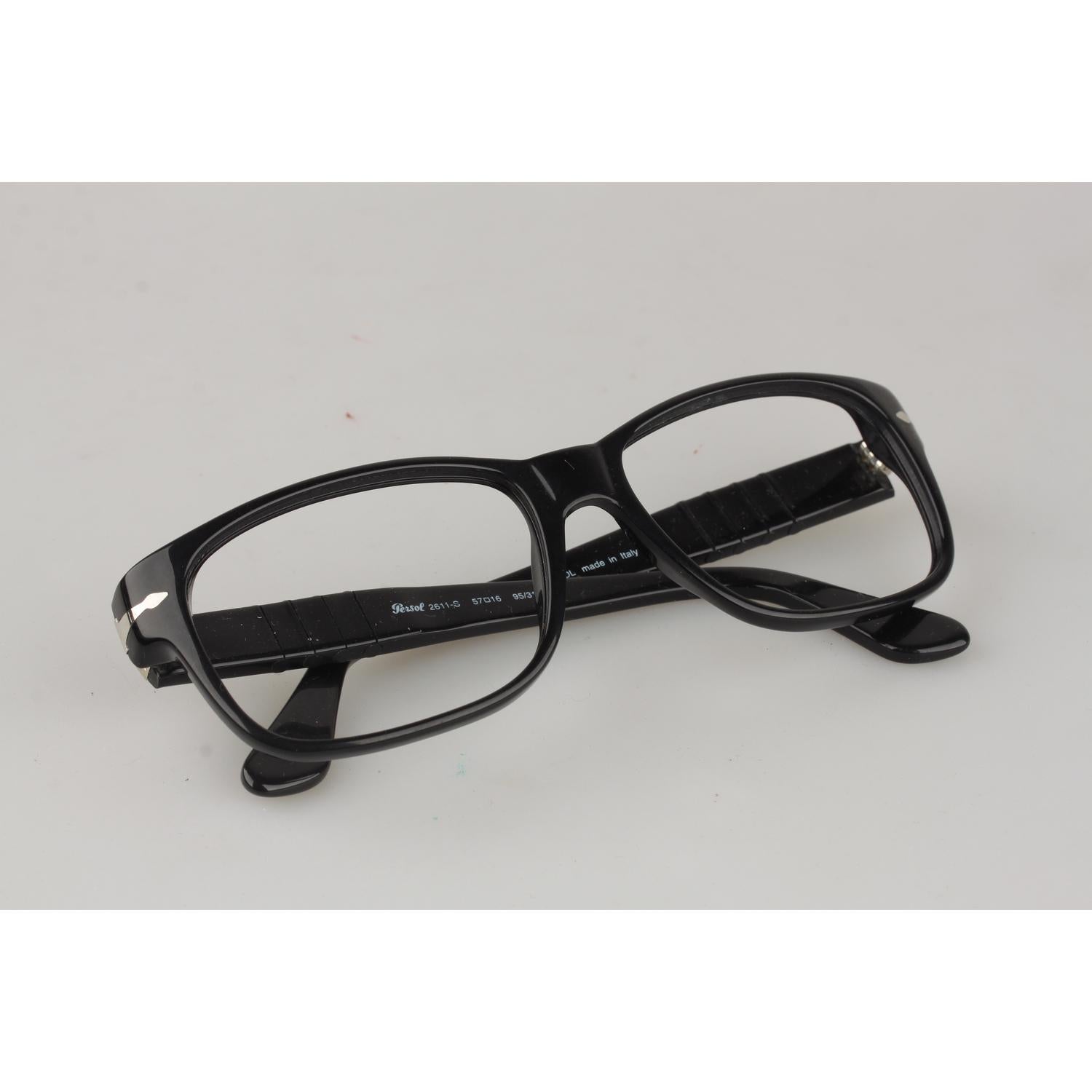 PERSOL RATTI Vintage rectangular frame. As seen on James Bond 007 in Golden Eye. Mod. 2611-S - 57/16 - 95/31 - 140. Black Acetate frame. NO LENSES. Flexible temple (thanks to MEFLECTO System). Made in Italy.

MATERIAL: Acetate

COLOR: Black

MODEL: