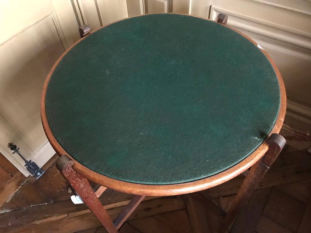 Cette table en bois originale et polyvalente avec plateau réversible (feutre / bois) provient de la collection de Pierre Bergé ; elle fait partie de son exceptionnelle collection de meubles, d'antiquités et d'art vendue chez Sotheby's. Cette table