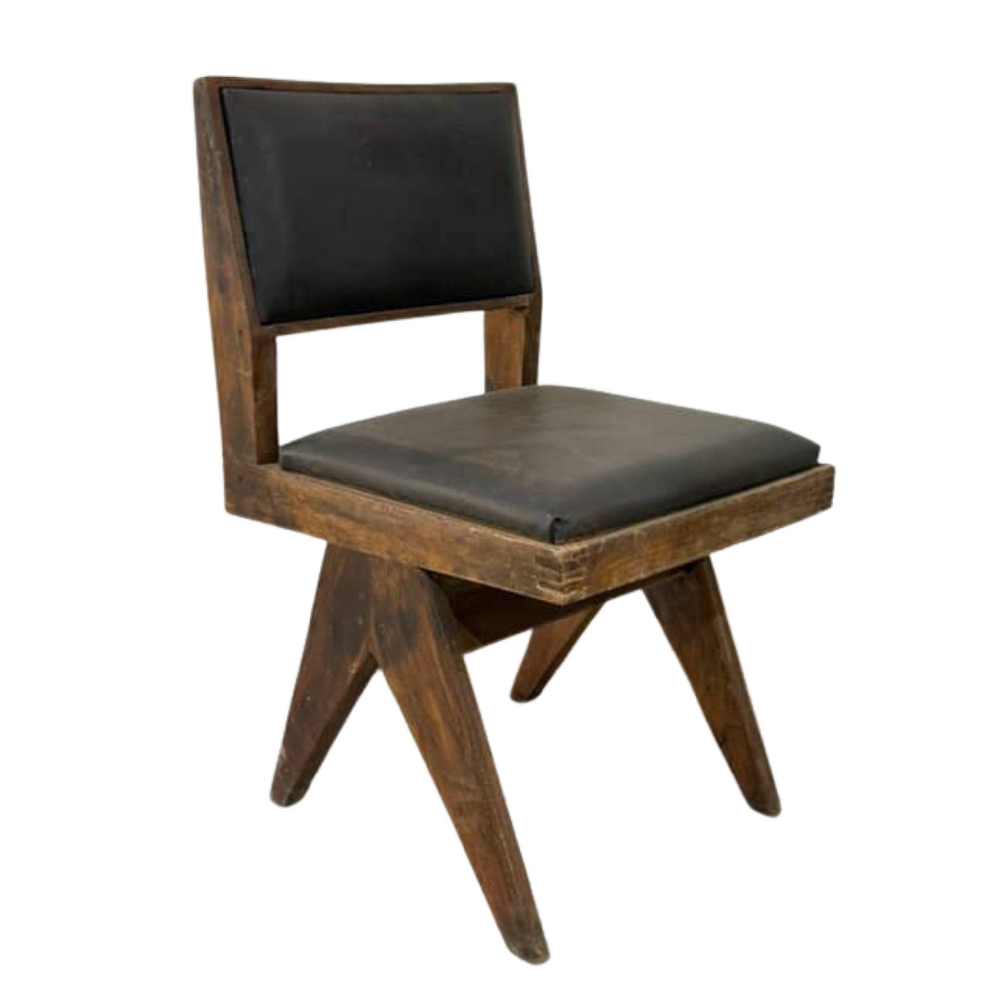 Designed by Pierre Jeanneret in 1958, the PJ-SI-25-E, also known as the Upholstered Dining Chair or Student Chair, is a rare and collectible example of his Chandigarh furnishings.

Crafted in solid teak with black leather upholstery, the chair