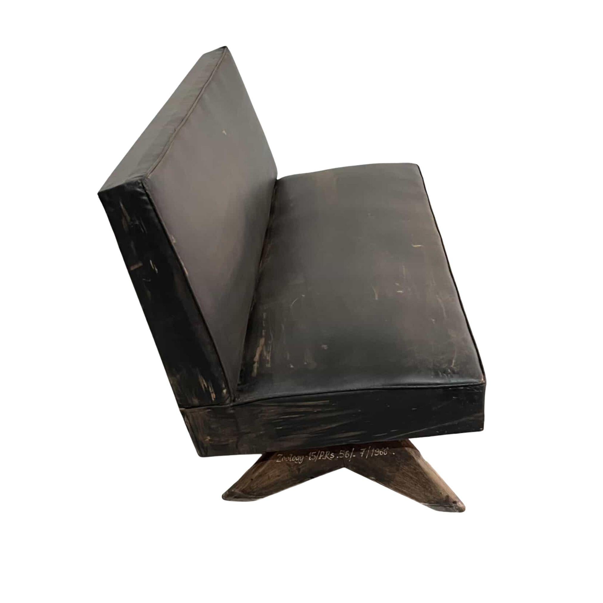 Pierre Jeanneret Dreiteilige Kamingarnitur - Sofa und zwei niedrige Sessel, Zoologische Abteilung, CIRCA 1955-56

Seltene dreiteilige Kamingarnitur von Pierre Jeanneret, bestehend aus einem zweisitzigen Sofa und zwei niedrigen Loungesesseln, die