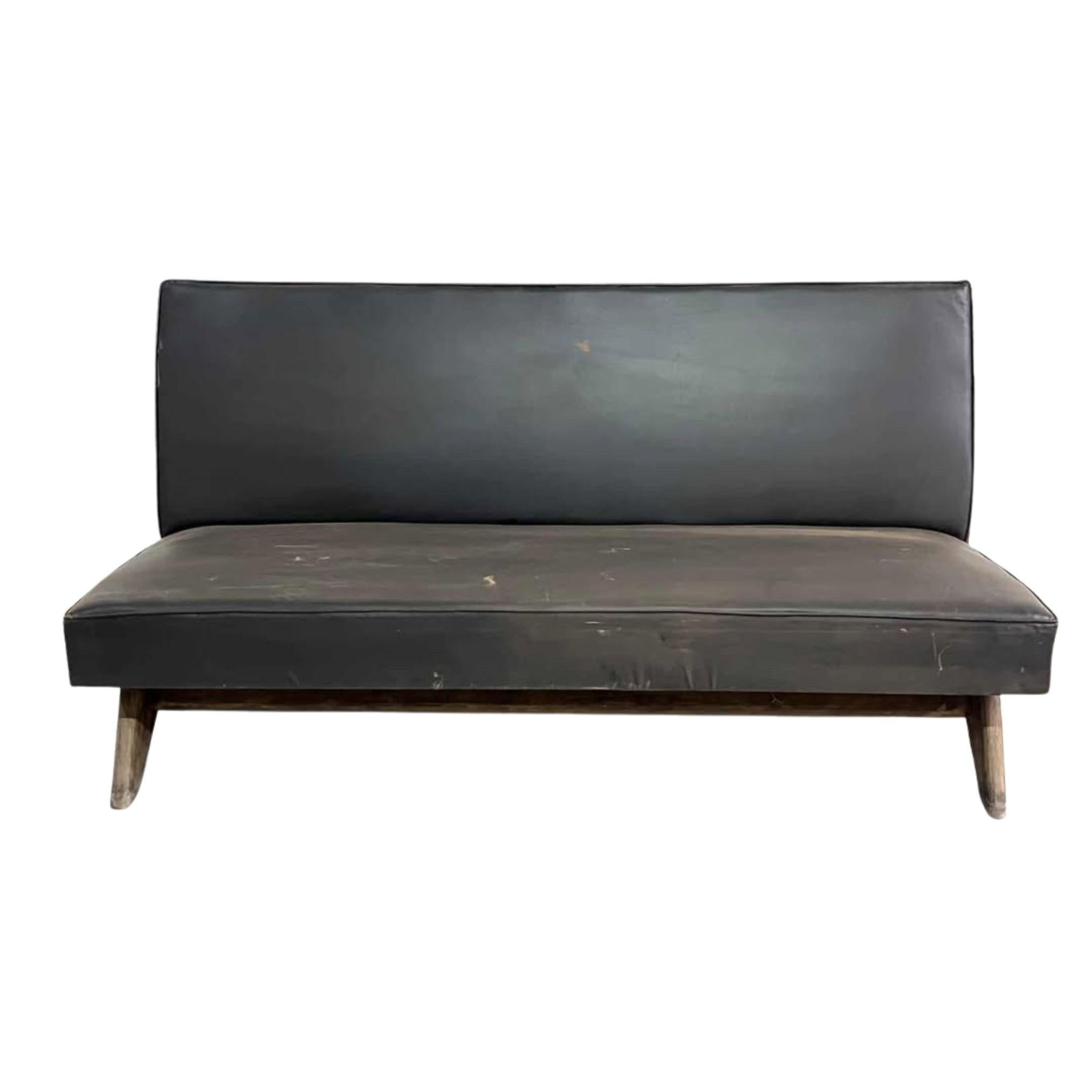 Authentischer Pierre Jeanneret  Kamingesprächsgarnitur, Indien, 1955-56 (Moderne der Mitte des Jahrhunderts) im Angebot