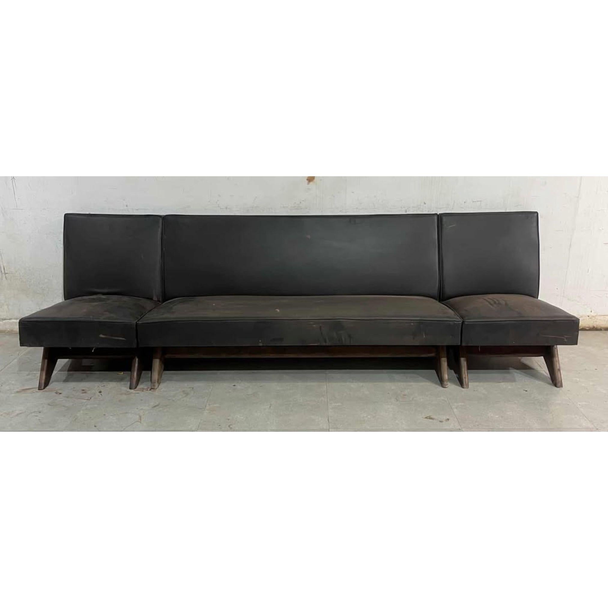 Authentischer Pierre Jeanneret  Kamingesprächsgarnitur, Indien, 1955-56 (Teakholz) im Angebot