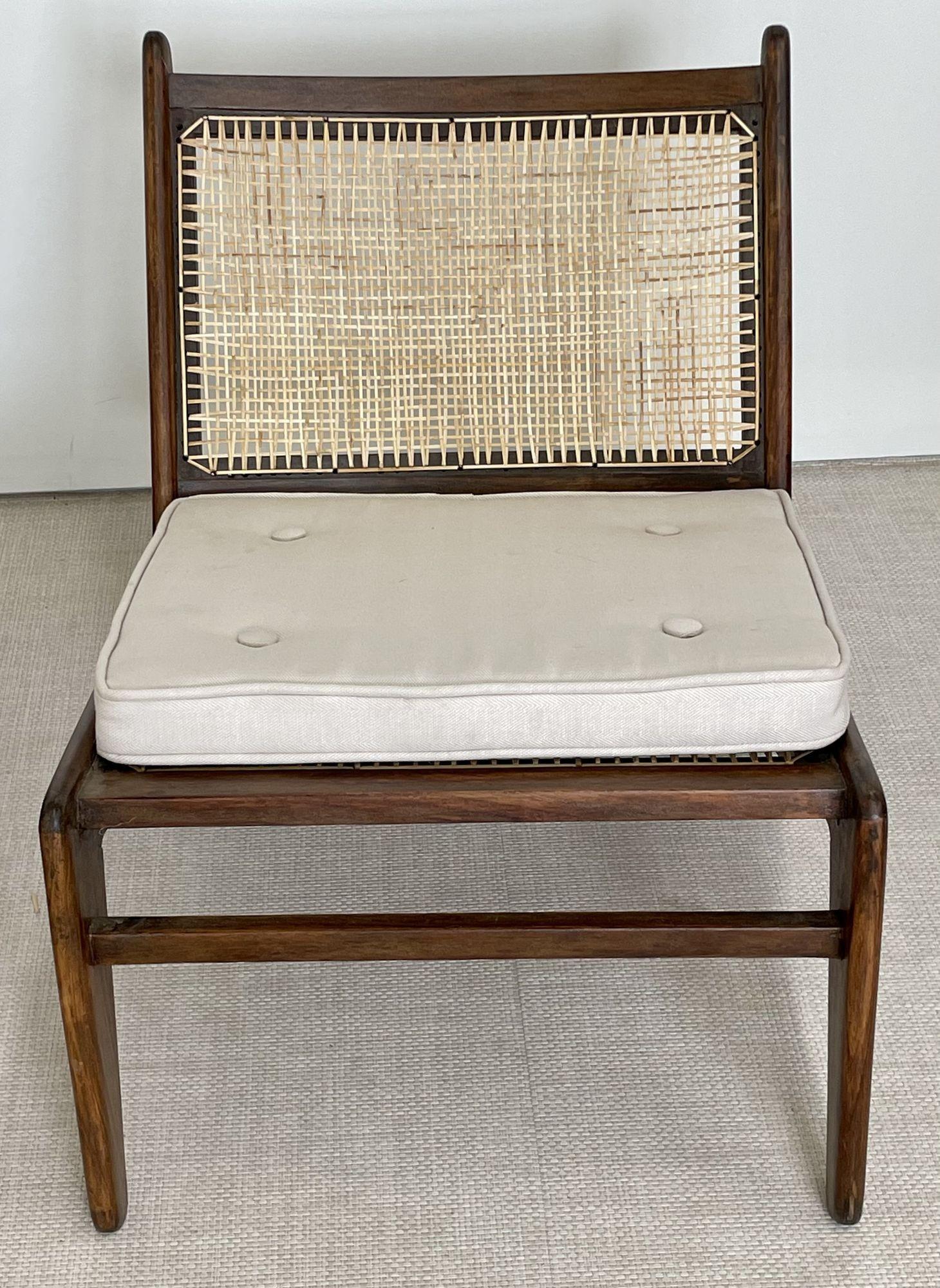 Pierre Jeanneret, chaises Kangourouo du milieu du siècle, teck, canne, Inde, années 1960 en vente 3