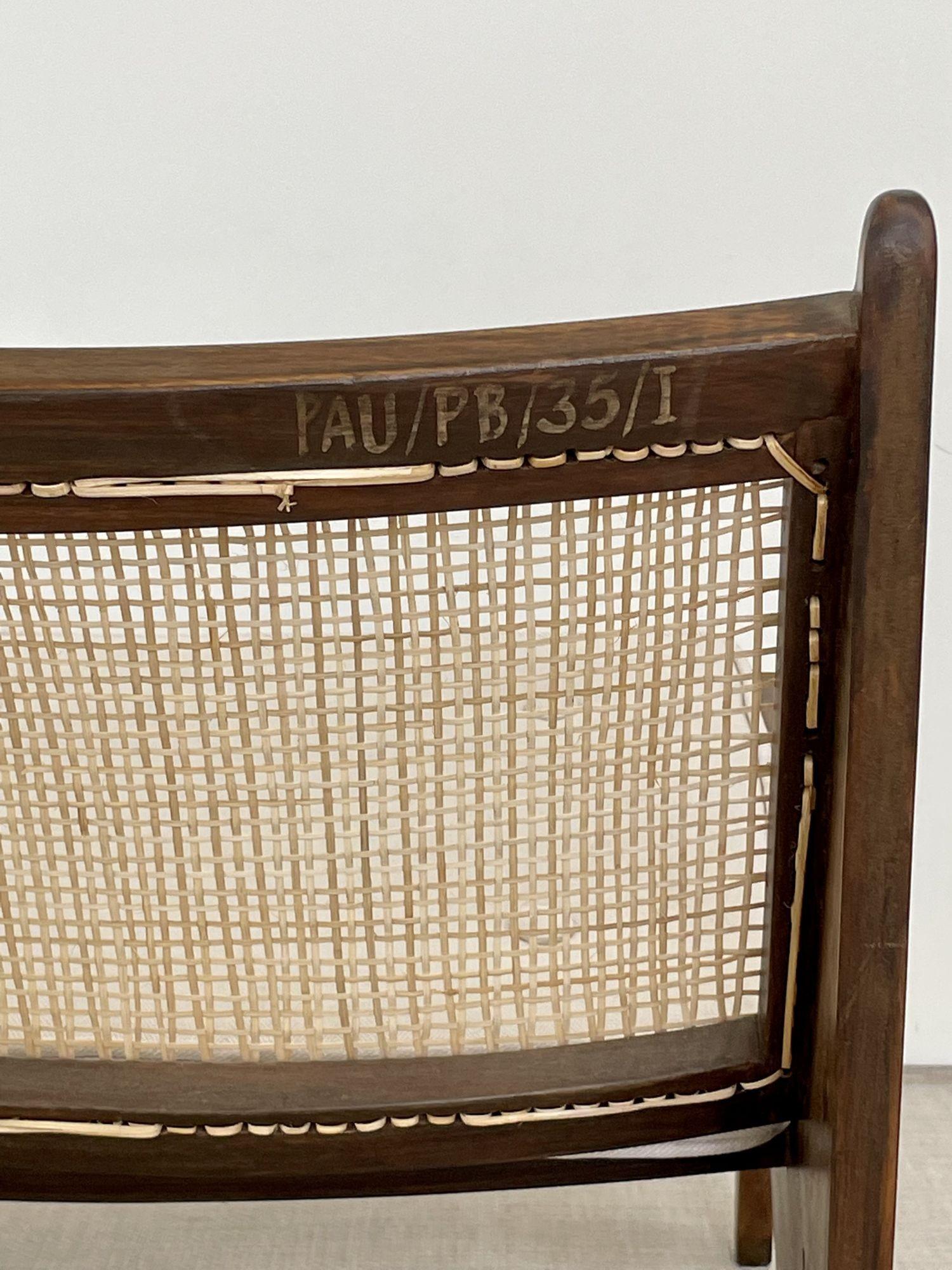 Pierre Jeanneret, chaises Kangourouo du milieu du siècle, teck, canne, Inde, années 1960 en vente 6