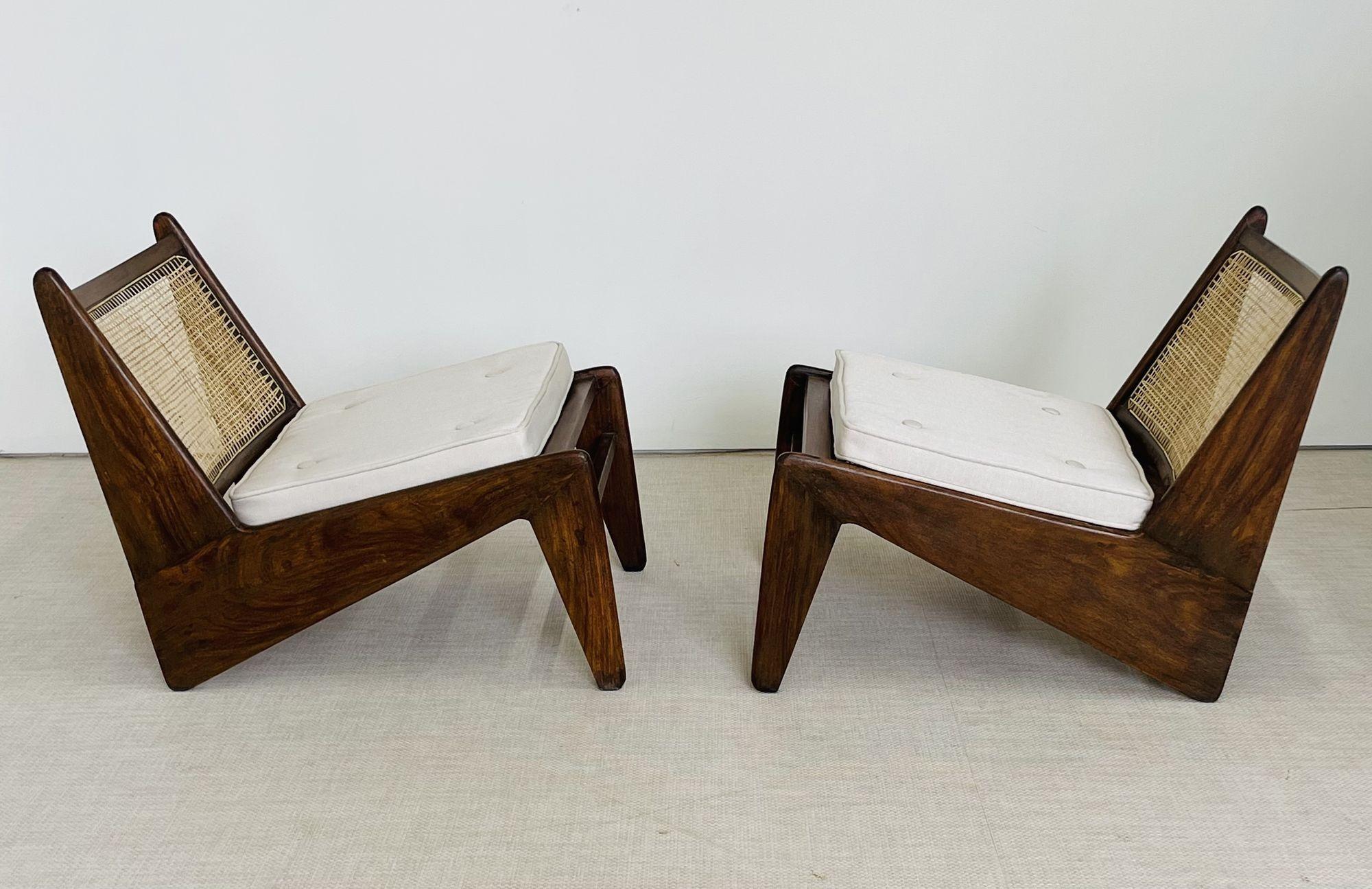 Milieu du XXe siècle Pierre Jeanneret, chaises Kangourouo du milieu du siècle, teck, canne, Inde, années 1960 en vente
