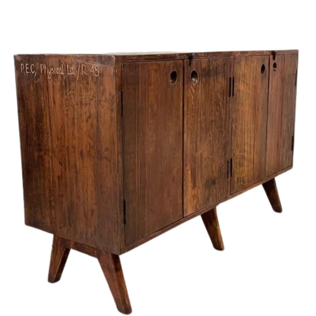 Ce modèle rare comporte quatre portes à charnières et repose sur trois pieds en forme de 