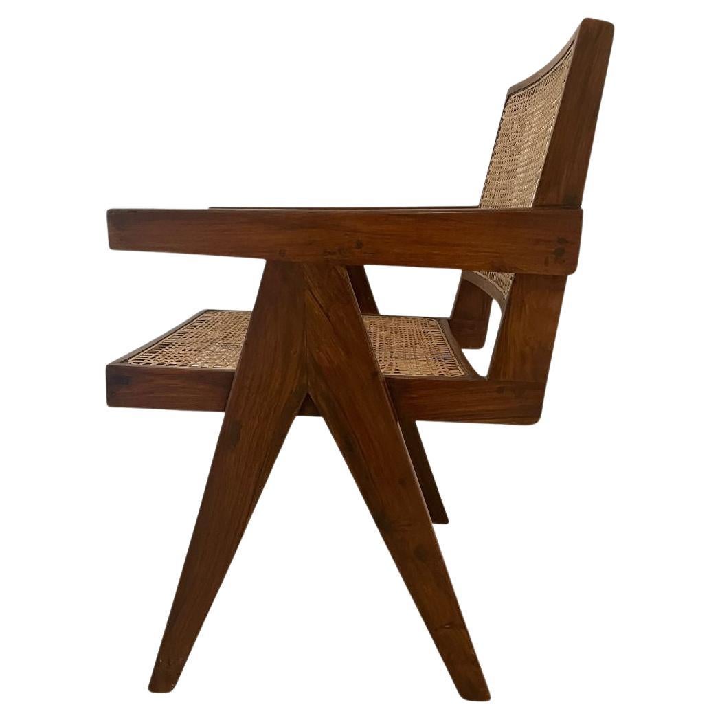 Der Pierre Jeanneret PJ-SI-28-D Bürosessel wurde ursprünglich für die Verwaltungsgebäude in Chandigarh, Indien, entworfen. 

Der Bürostuhl PJ-SI-28-D wurde in verschiedenen Versionen entworfen und besteht aus massivem Teakholz mit Sitz und